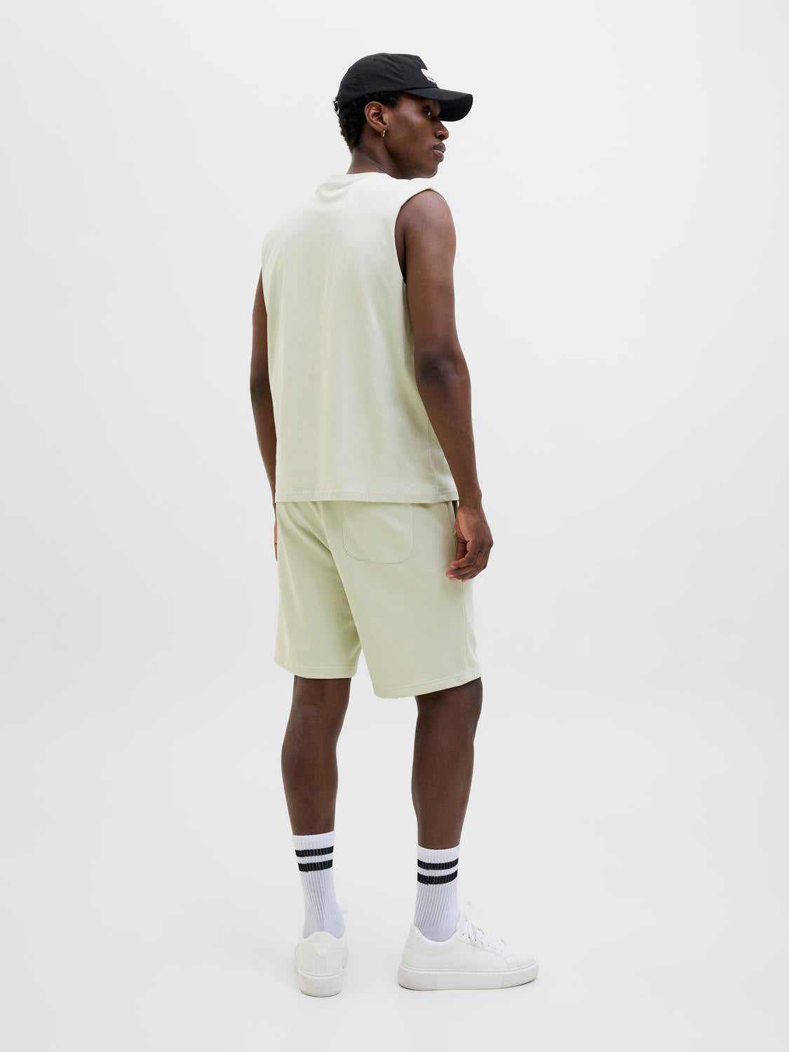 model_shot-back