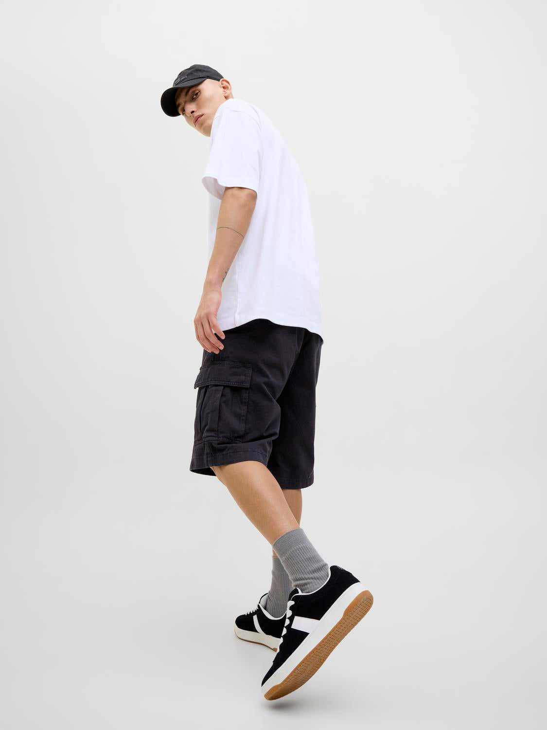 model_shot-creative