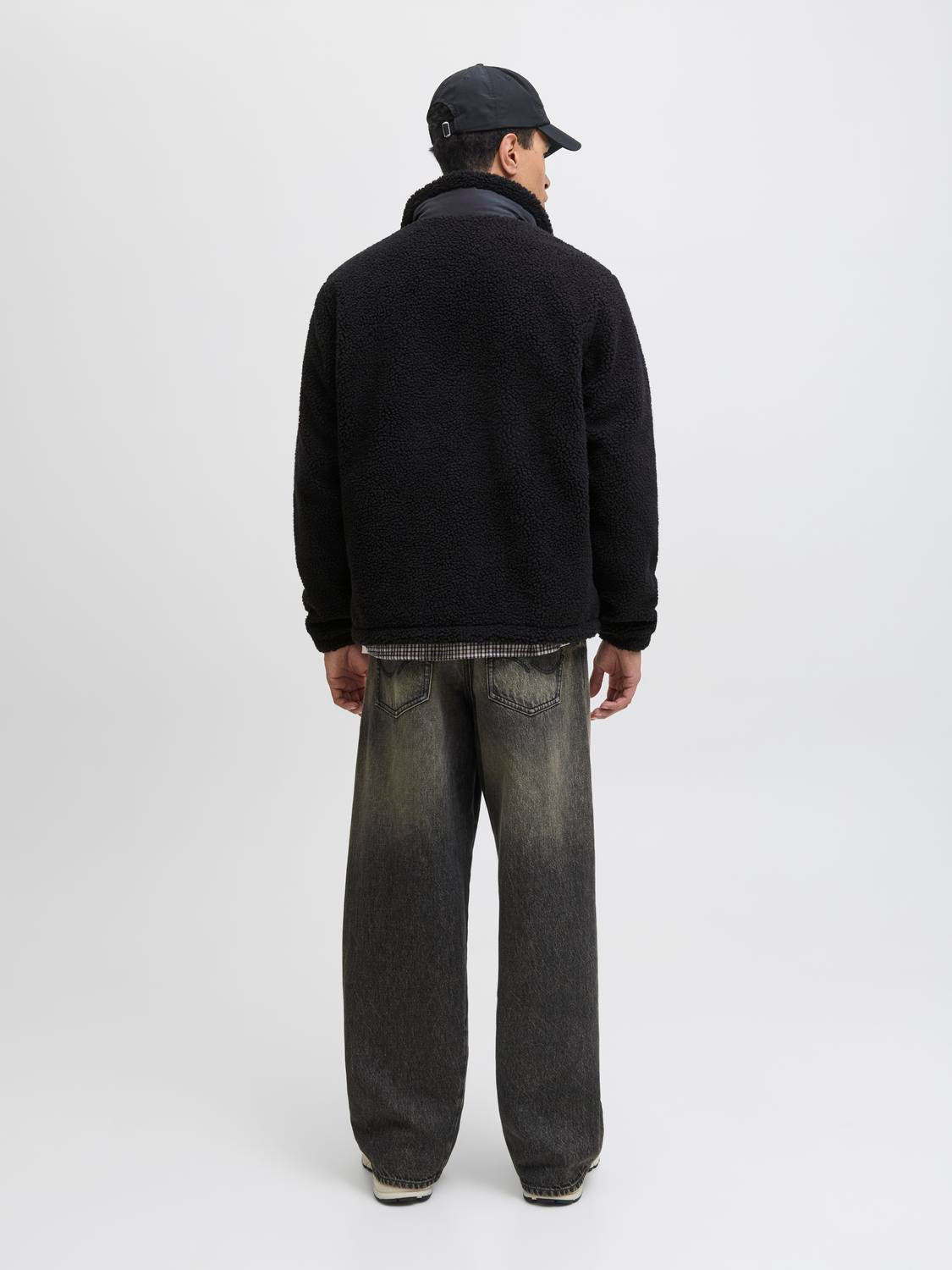 model_shot-back