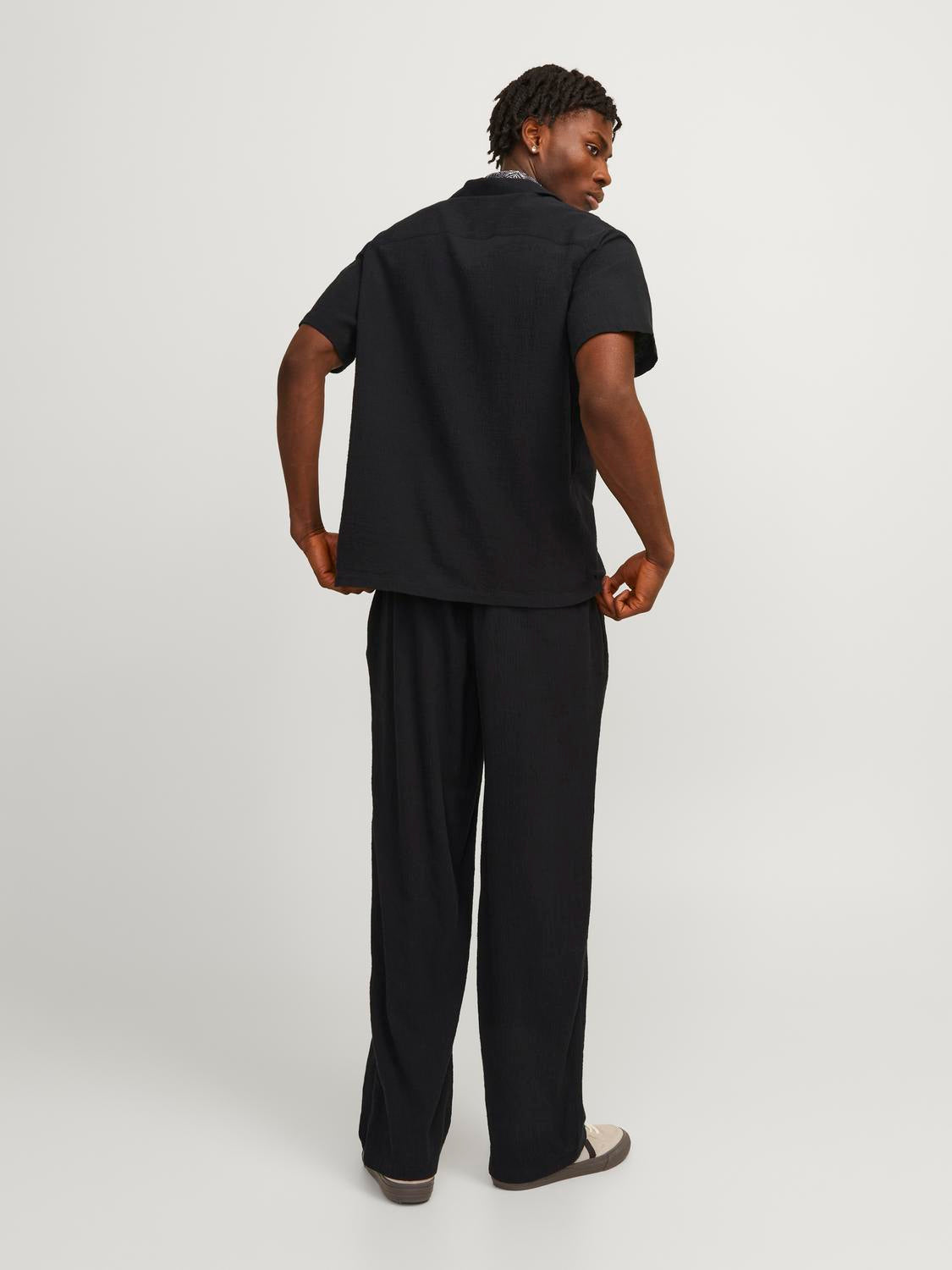 model_shot-back