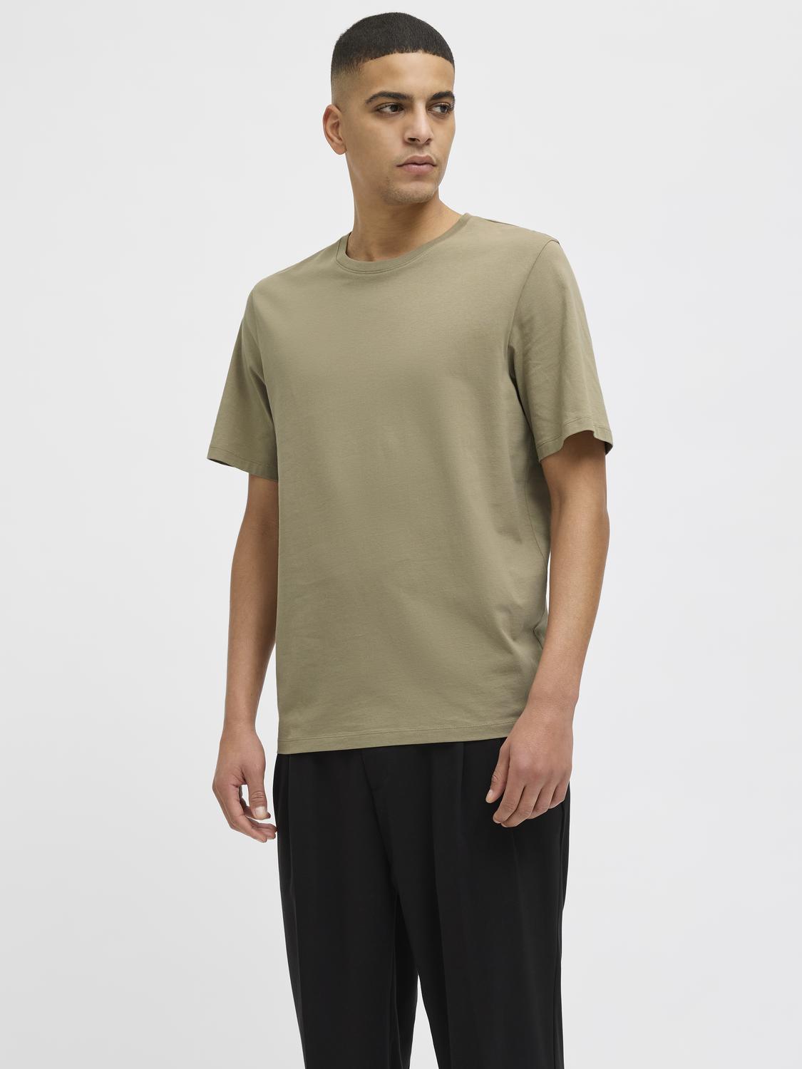 model_shot-front