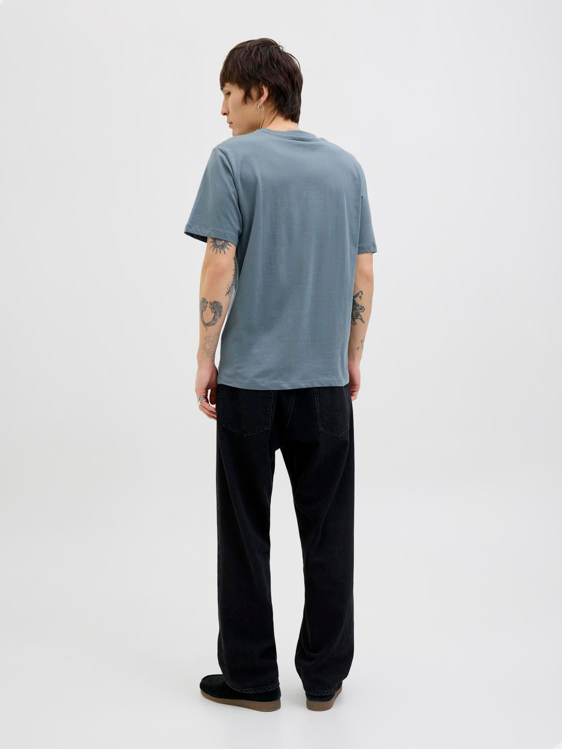 model_shot-back