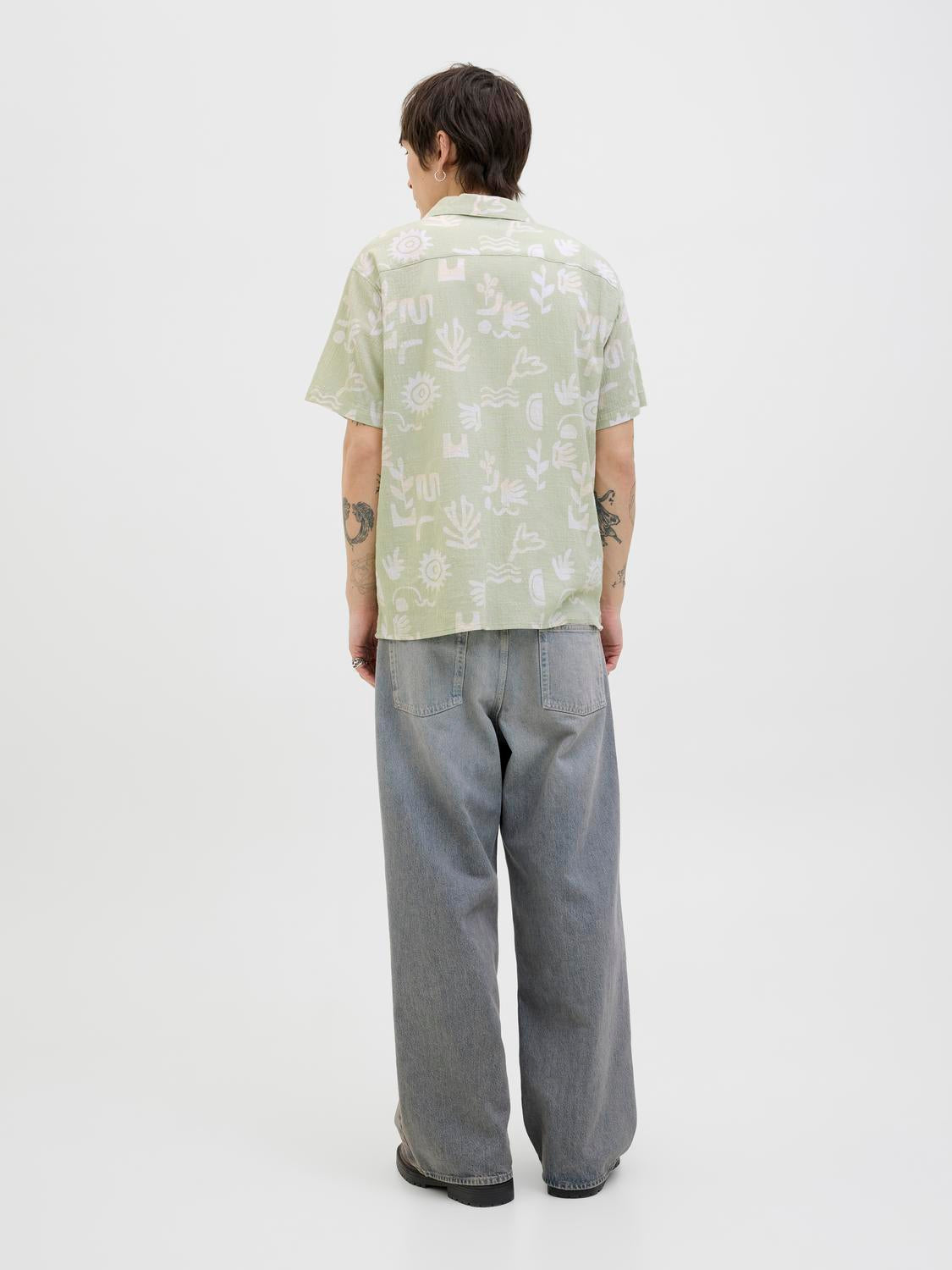 model_shot-back