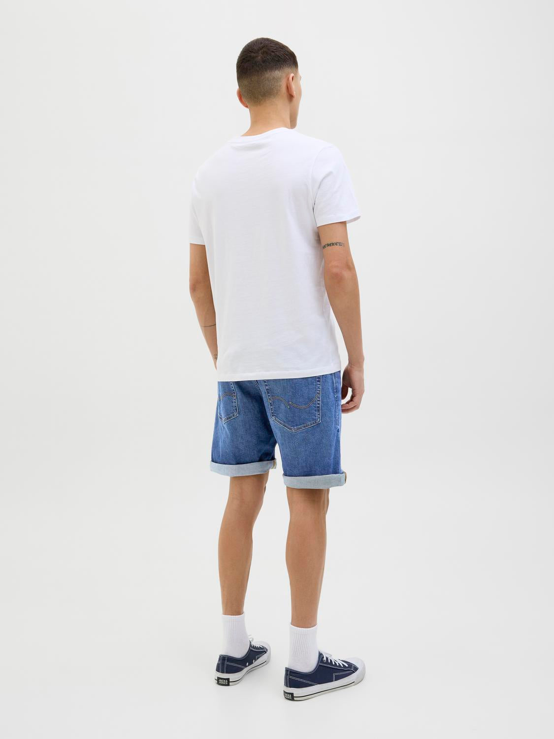 model_shot-back