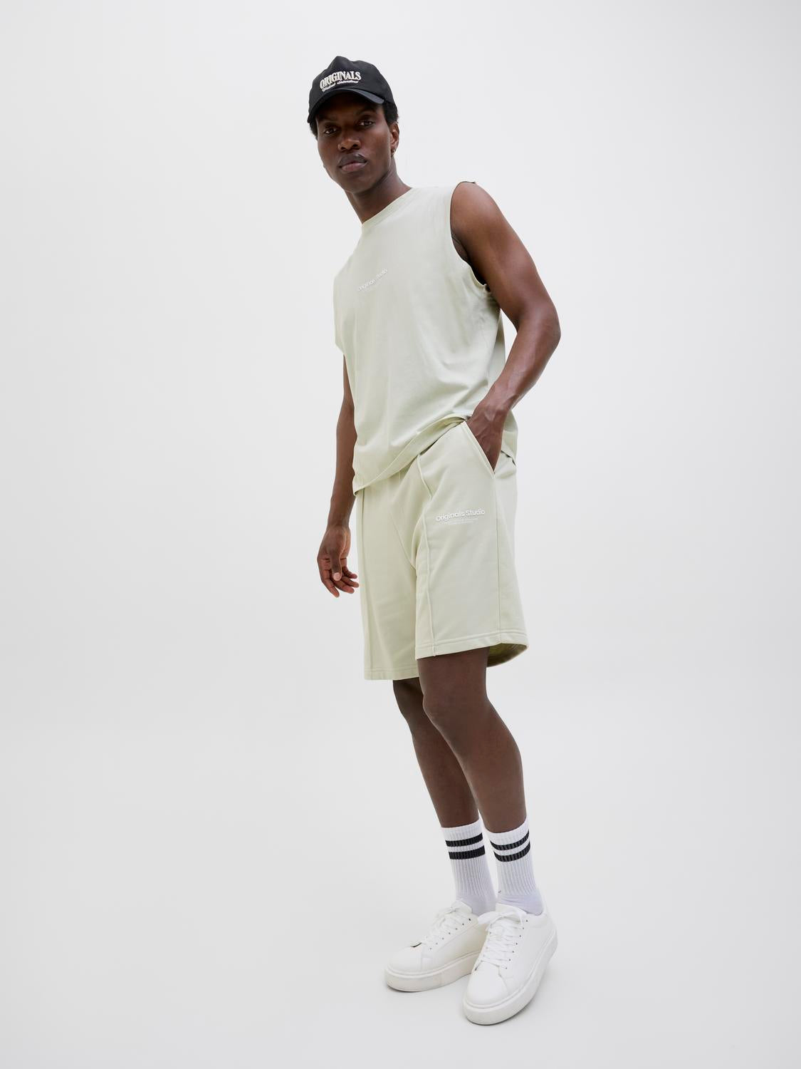 model_shot-creative