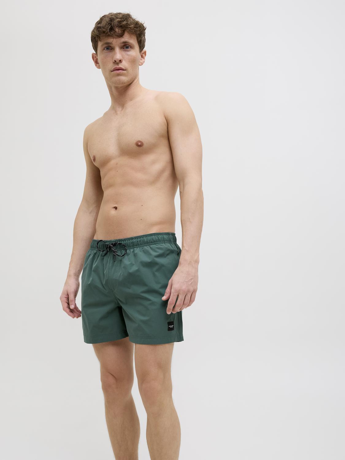 model_shot-creative