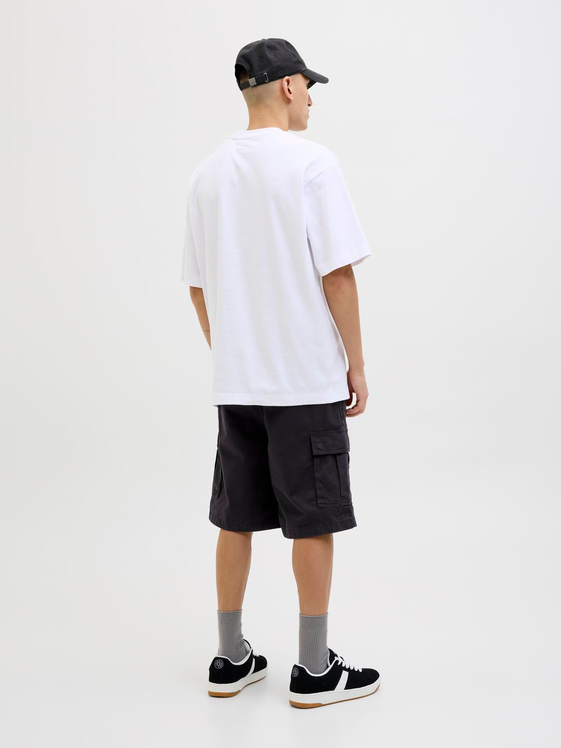 model_shot-back