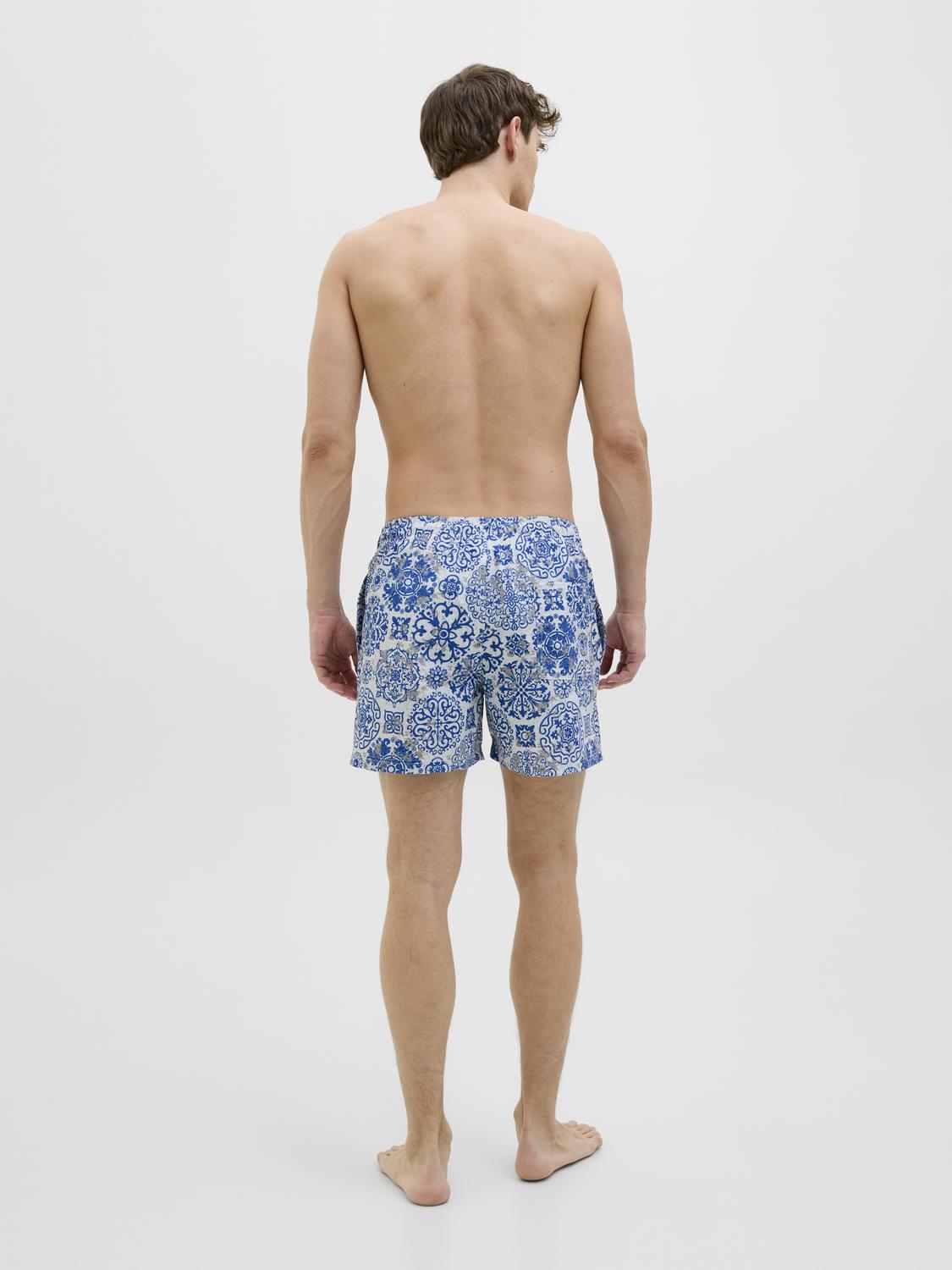 model_shot-back
