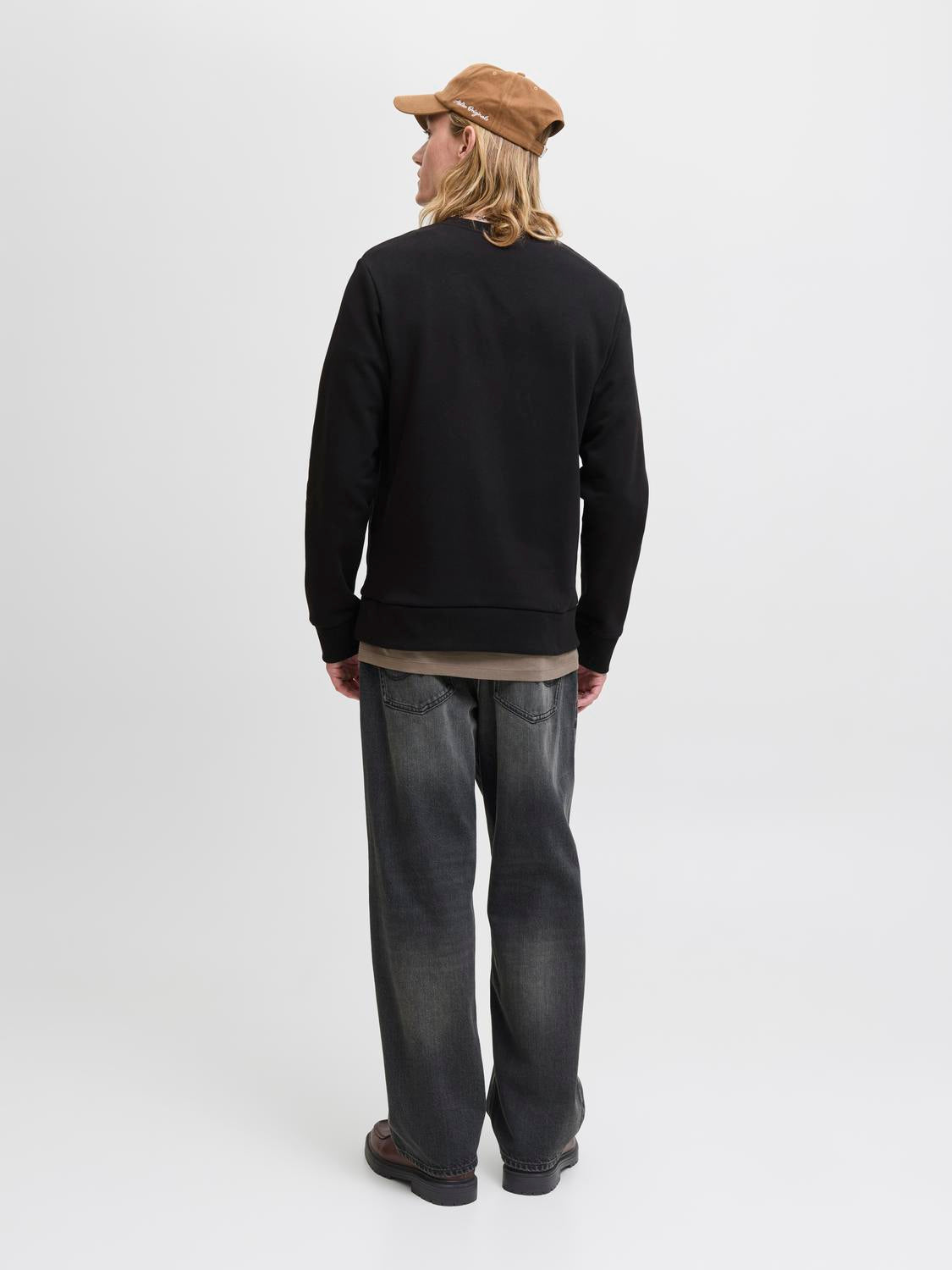 model_shot-back