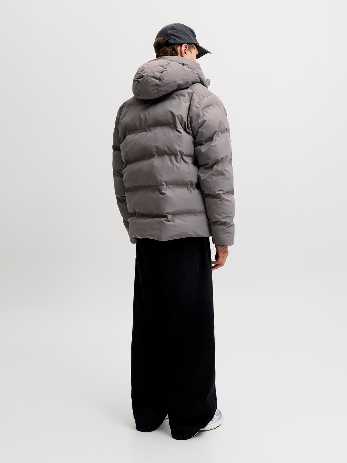 model_shot-back