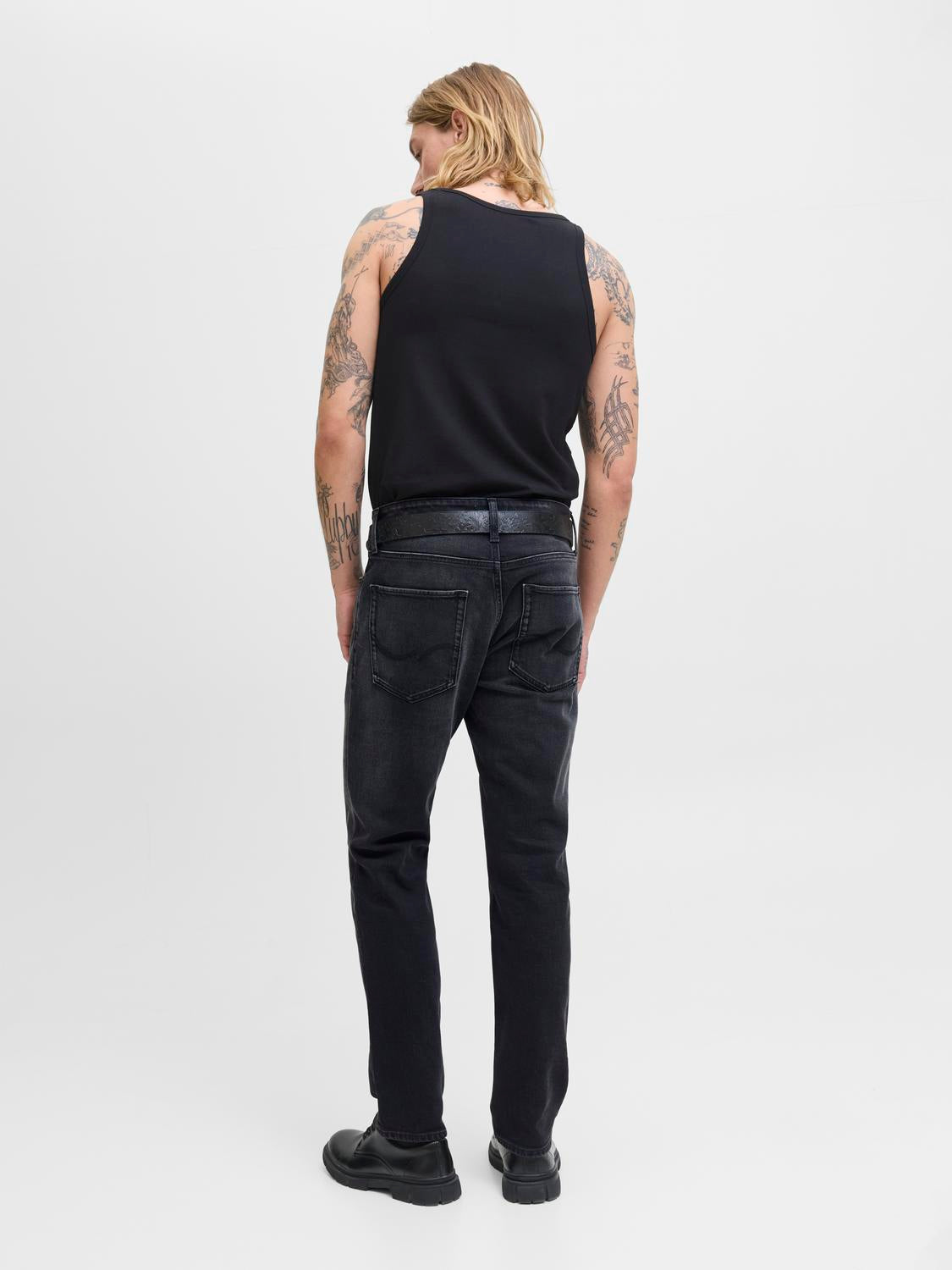 model_shot-back