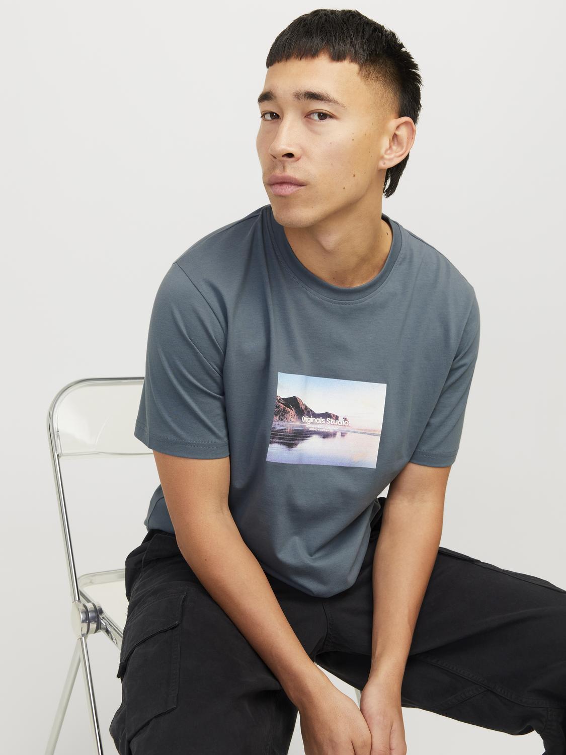 model_shot-creative