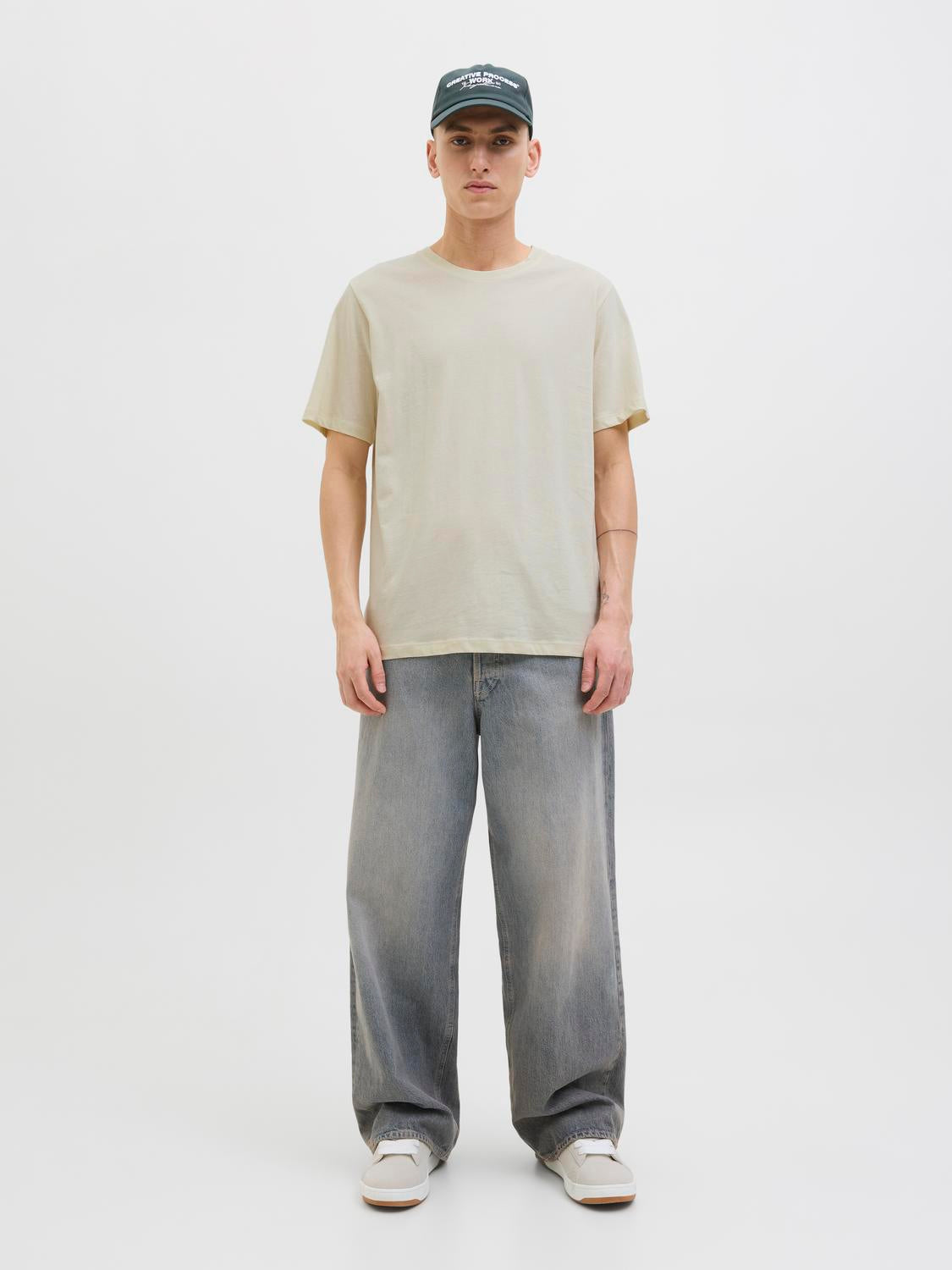 model_shot-front_full