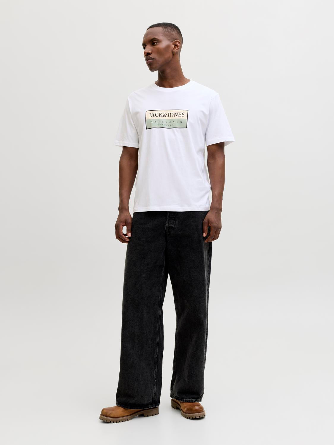 model_shot-front_full