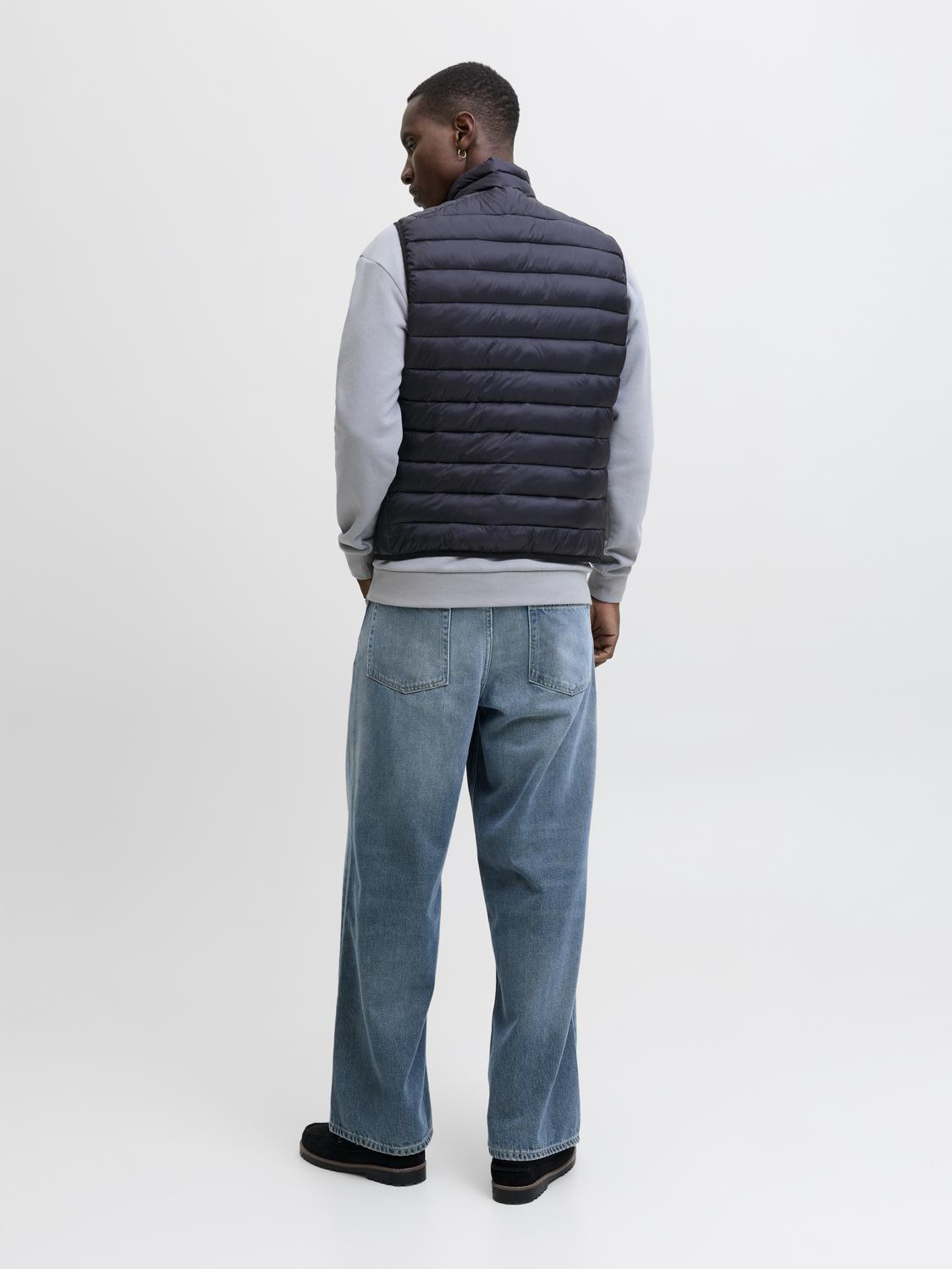 model_shot-back