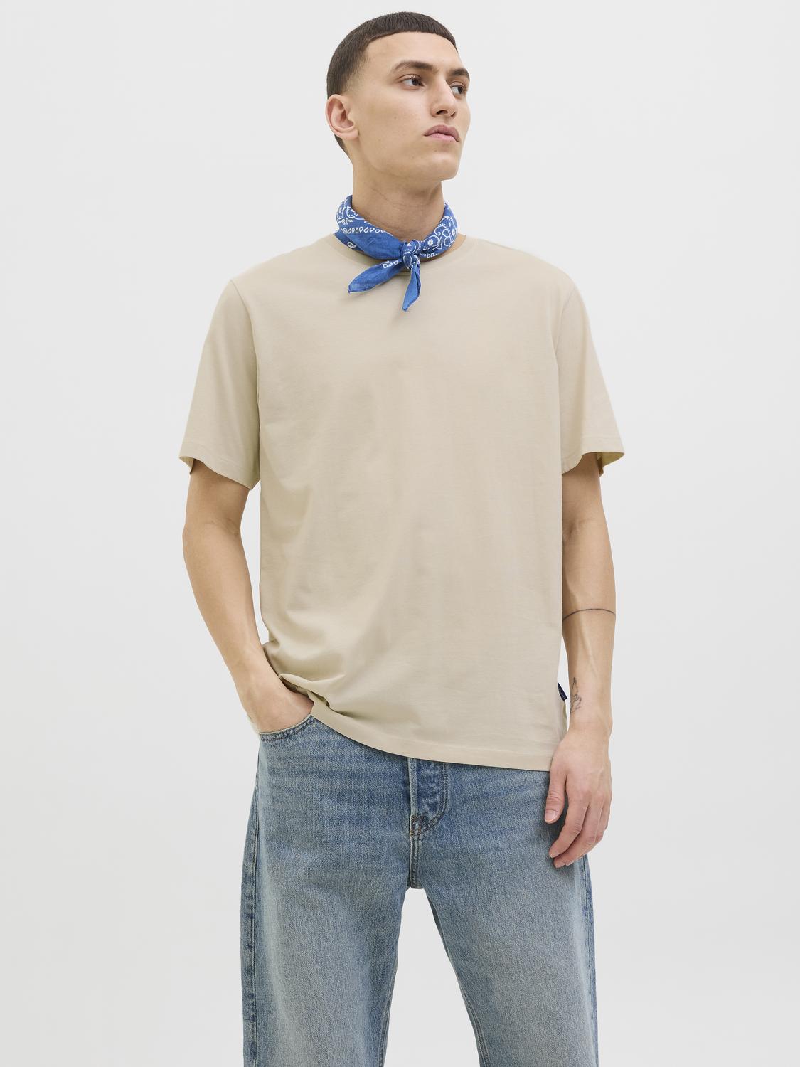 model_shot-front