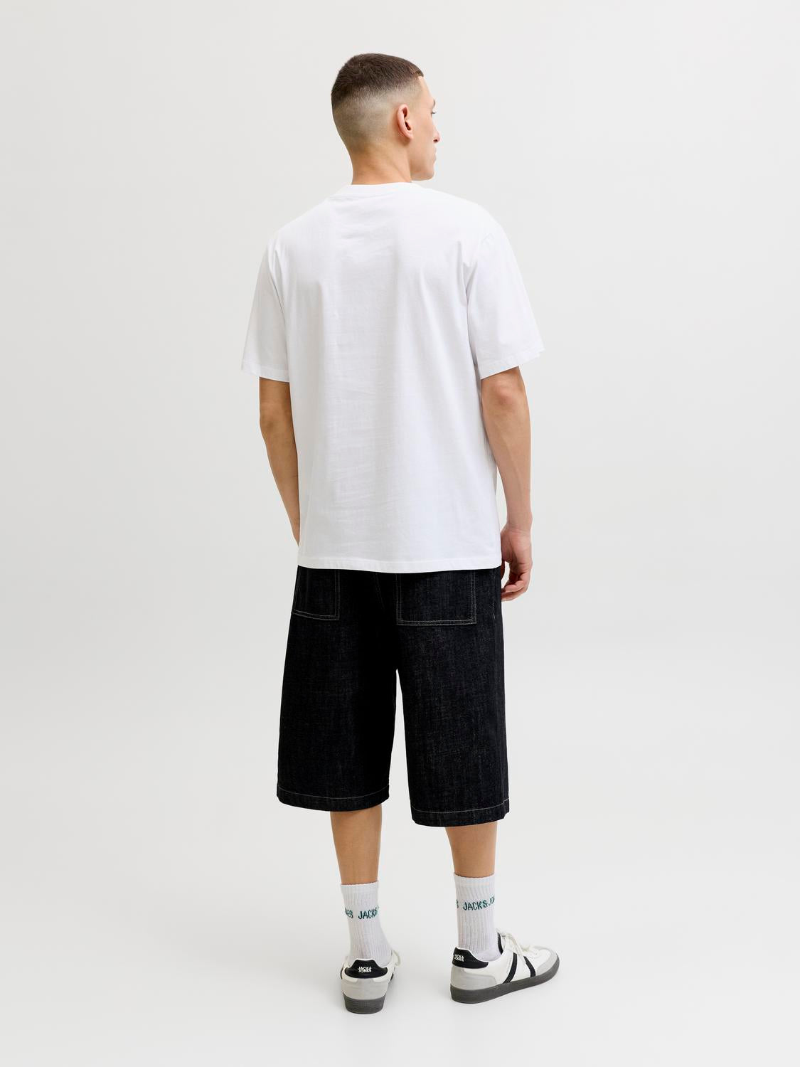 model_shot-back
