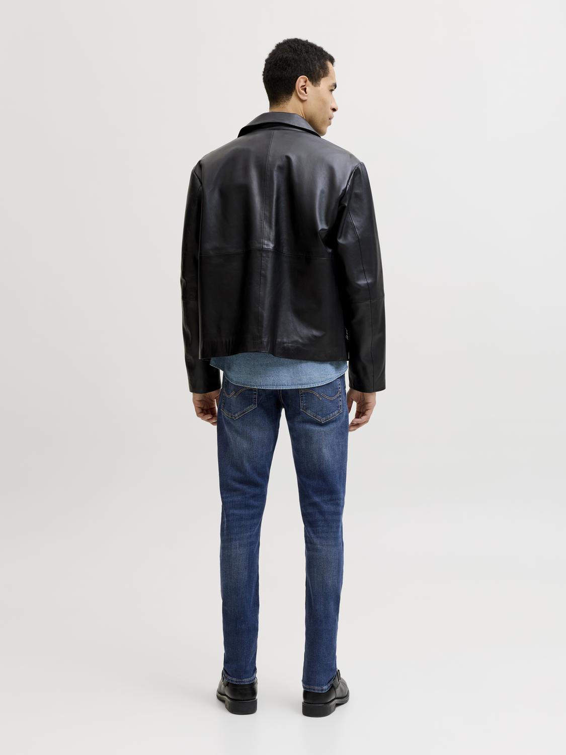 model_shot-back