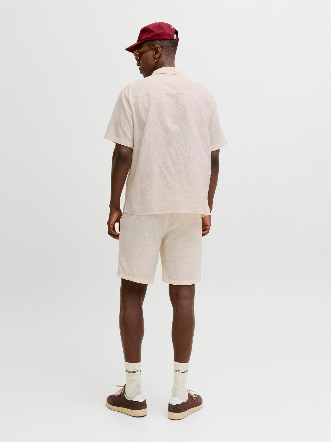 model_shot-back