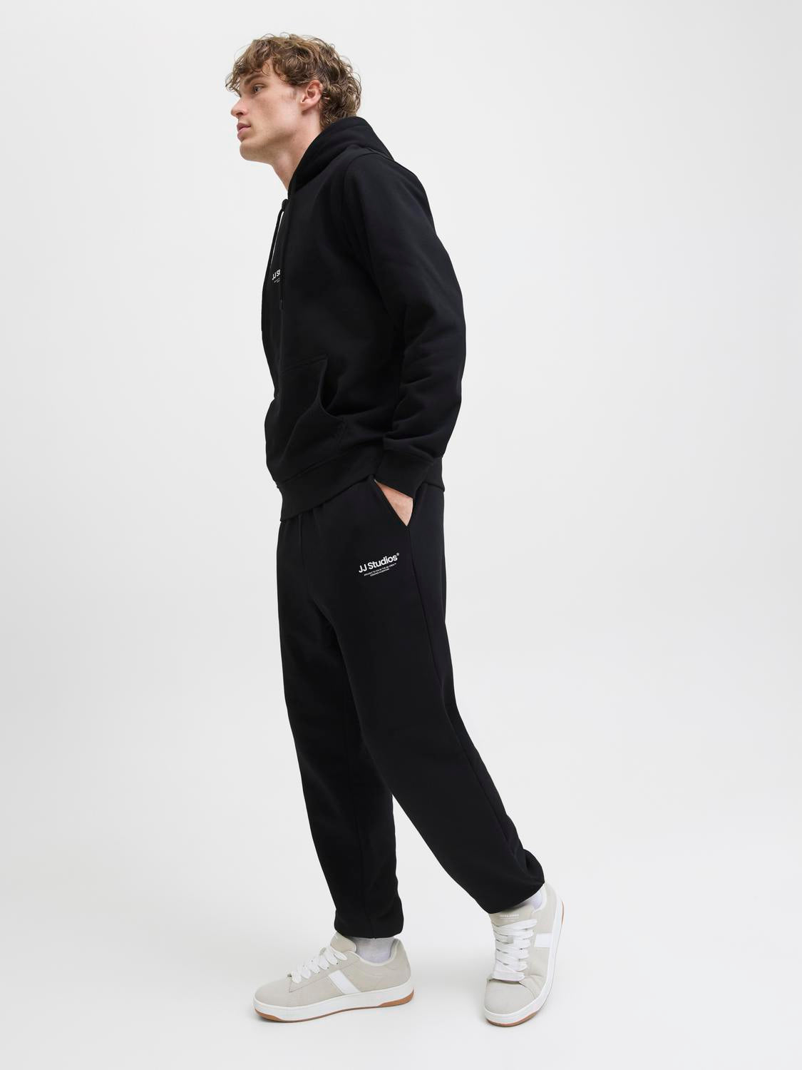 model_shot-creative