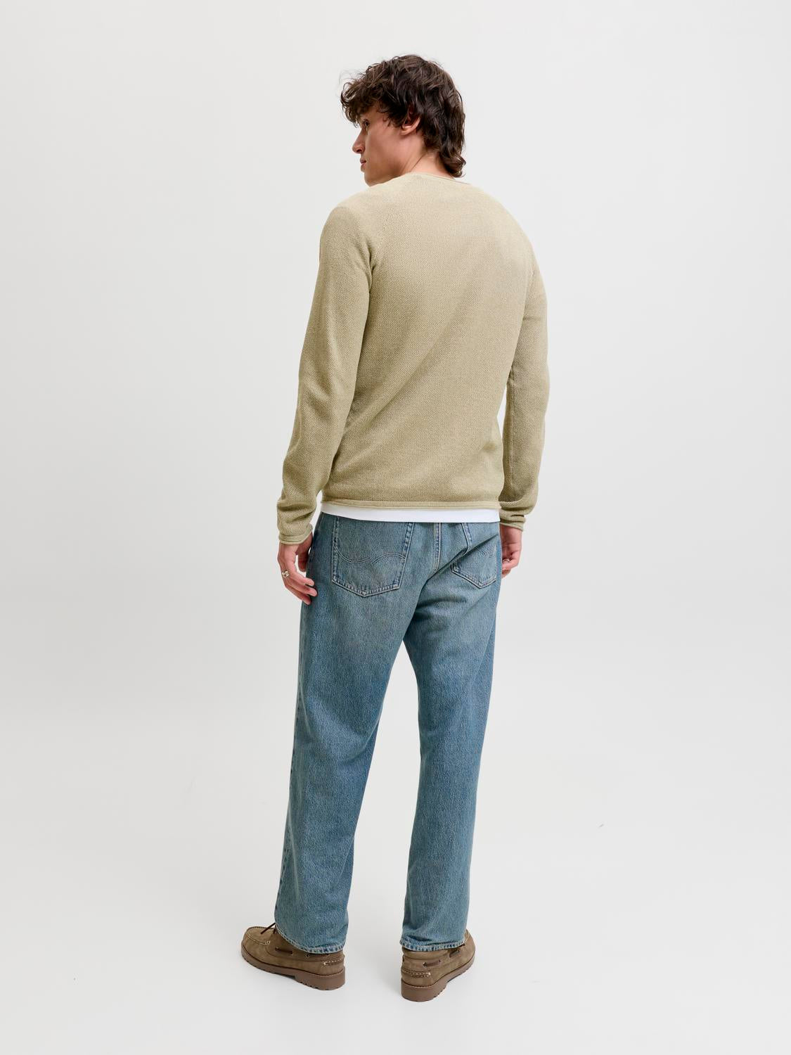 model_shot-back