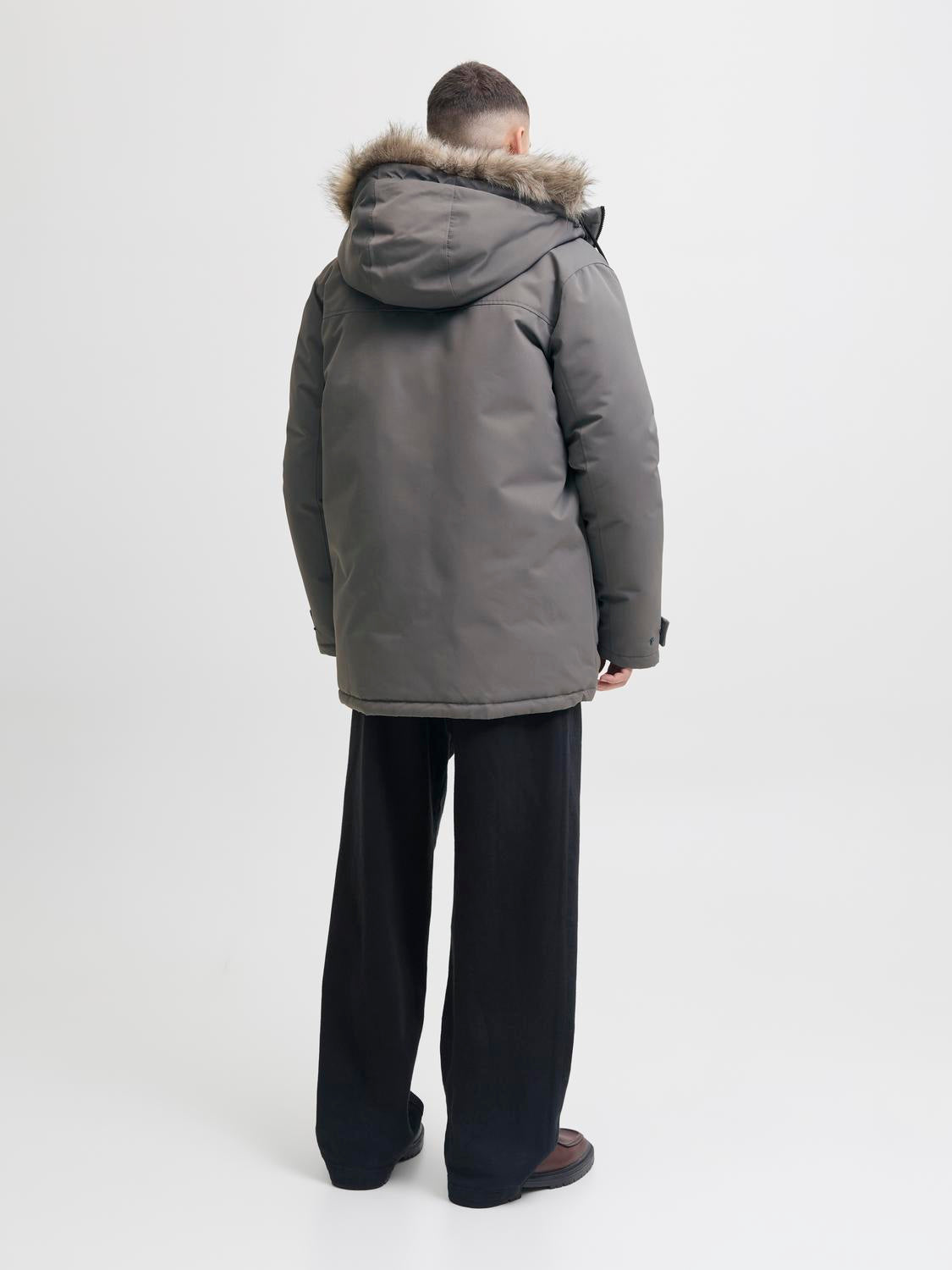 model_shot-back