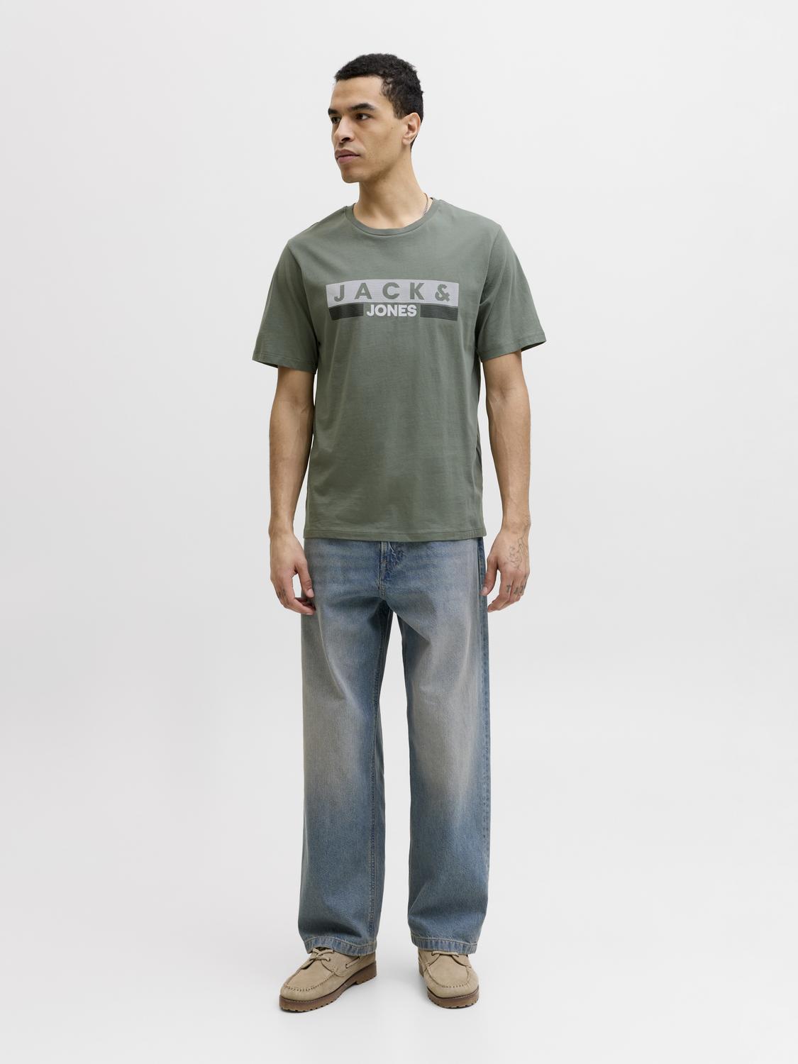 model_shot-front_full