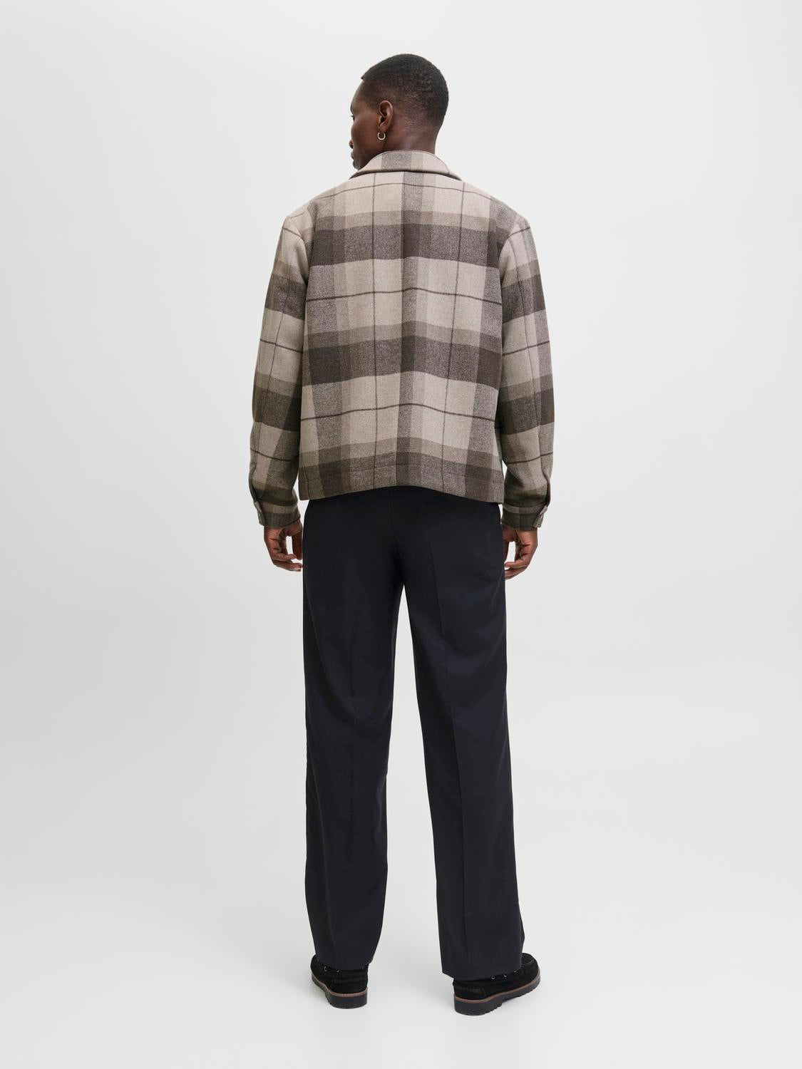 model_shot-back
