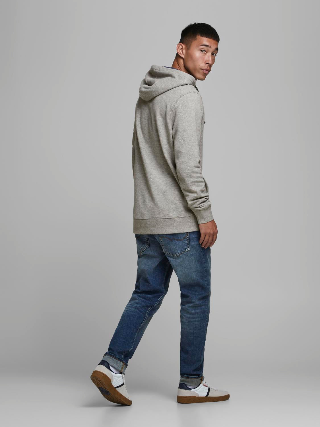 model_shot-back