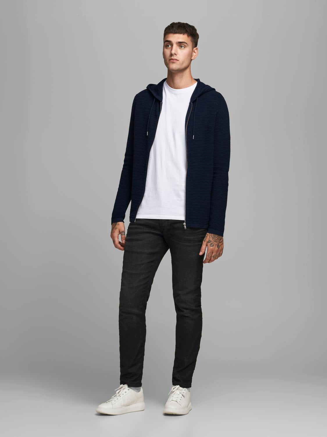 model_shot-front_full