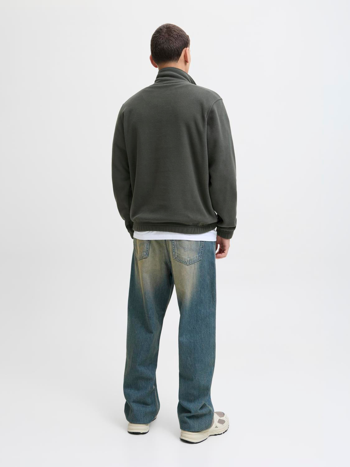 model_shot-back