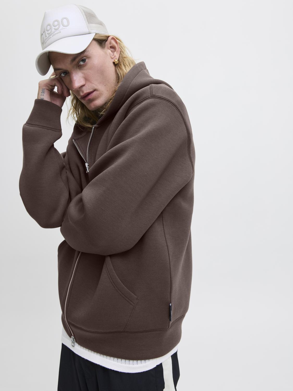 model_shot-creative