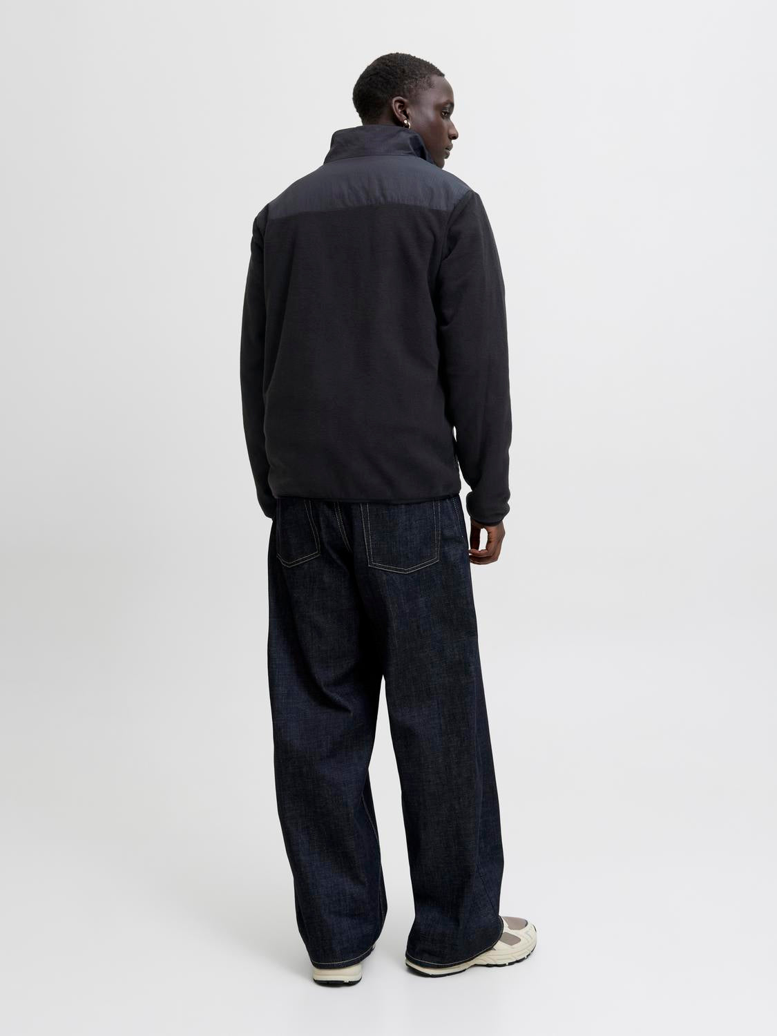 model_shot-back