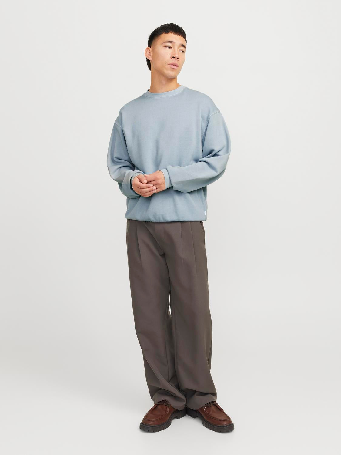 model_shot-front_full