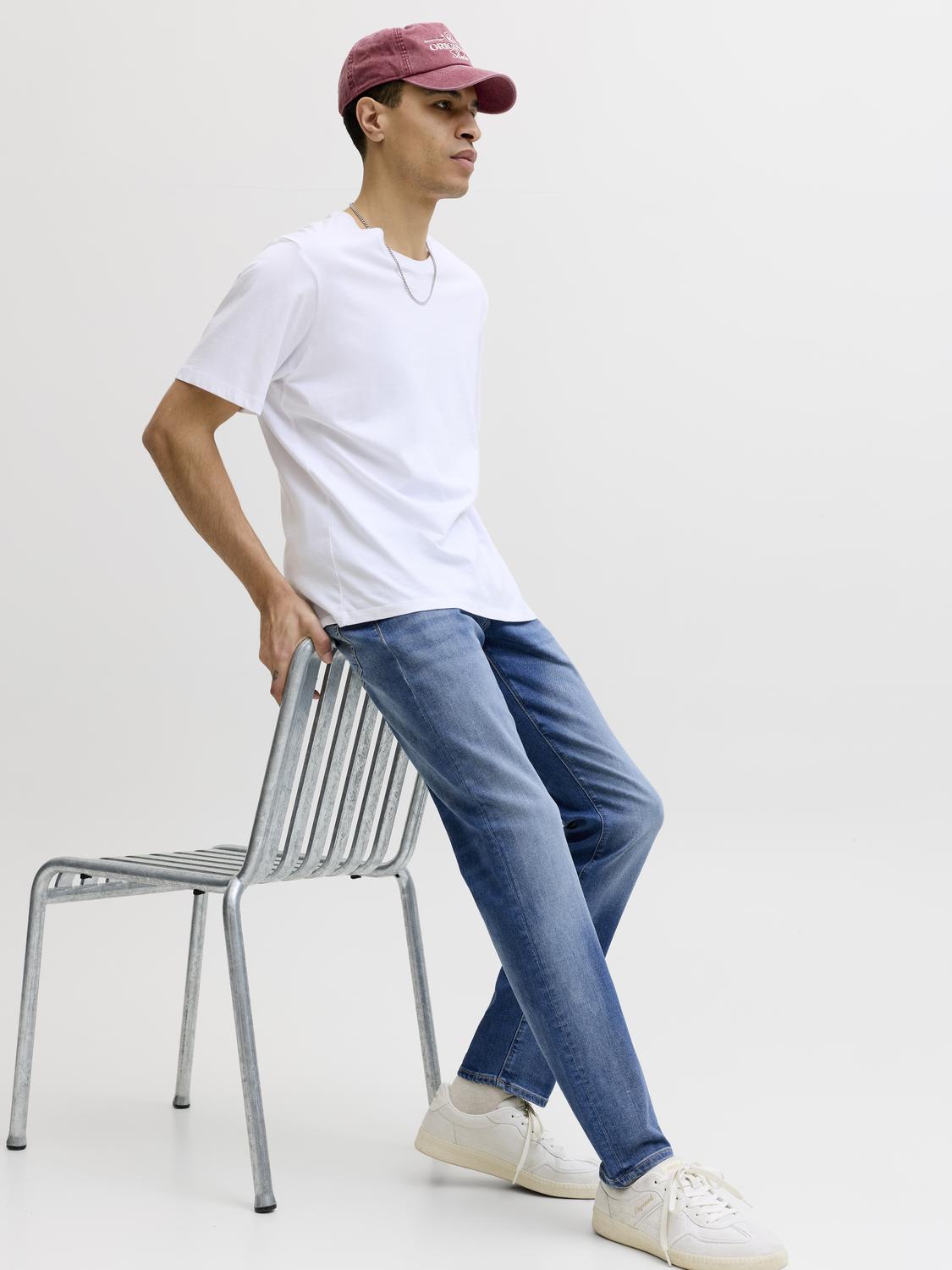 model_shot-creative