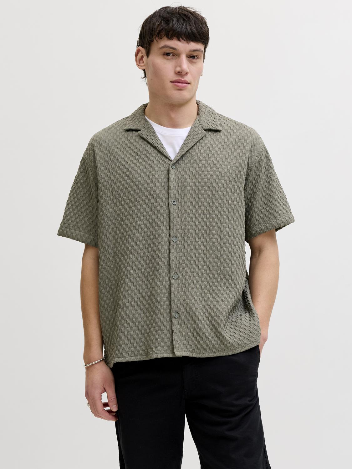 model_shot-front