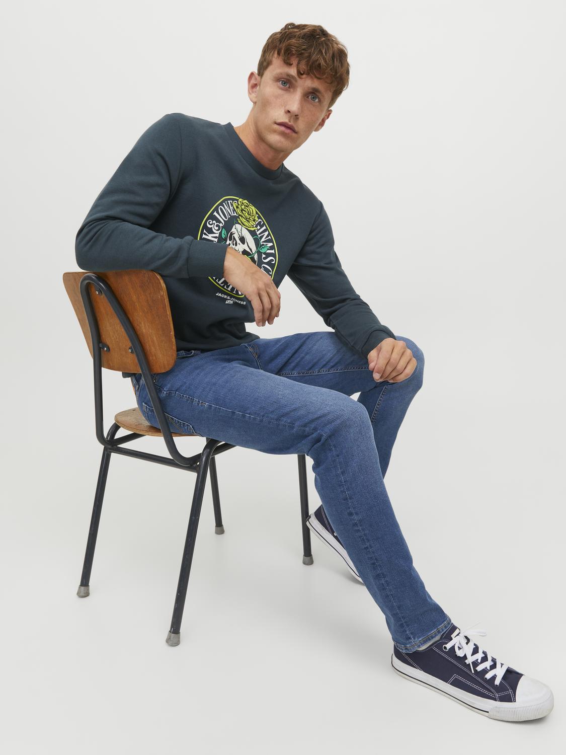 model_shot-creative