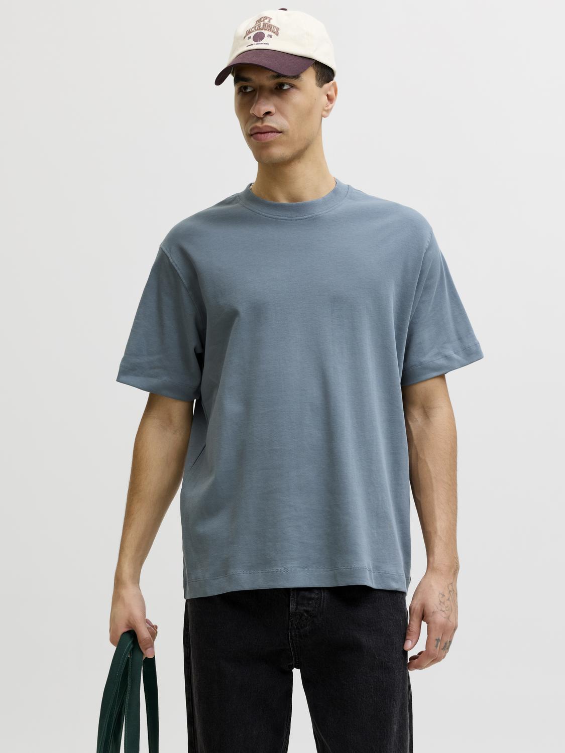 model_shot-front