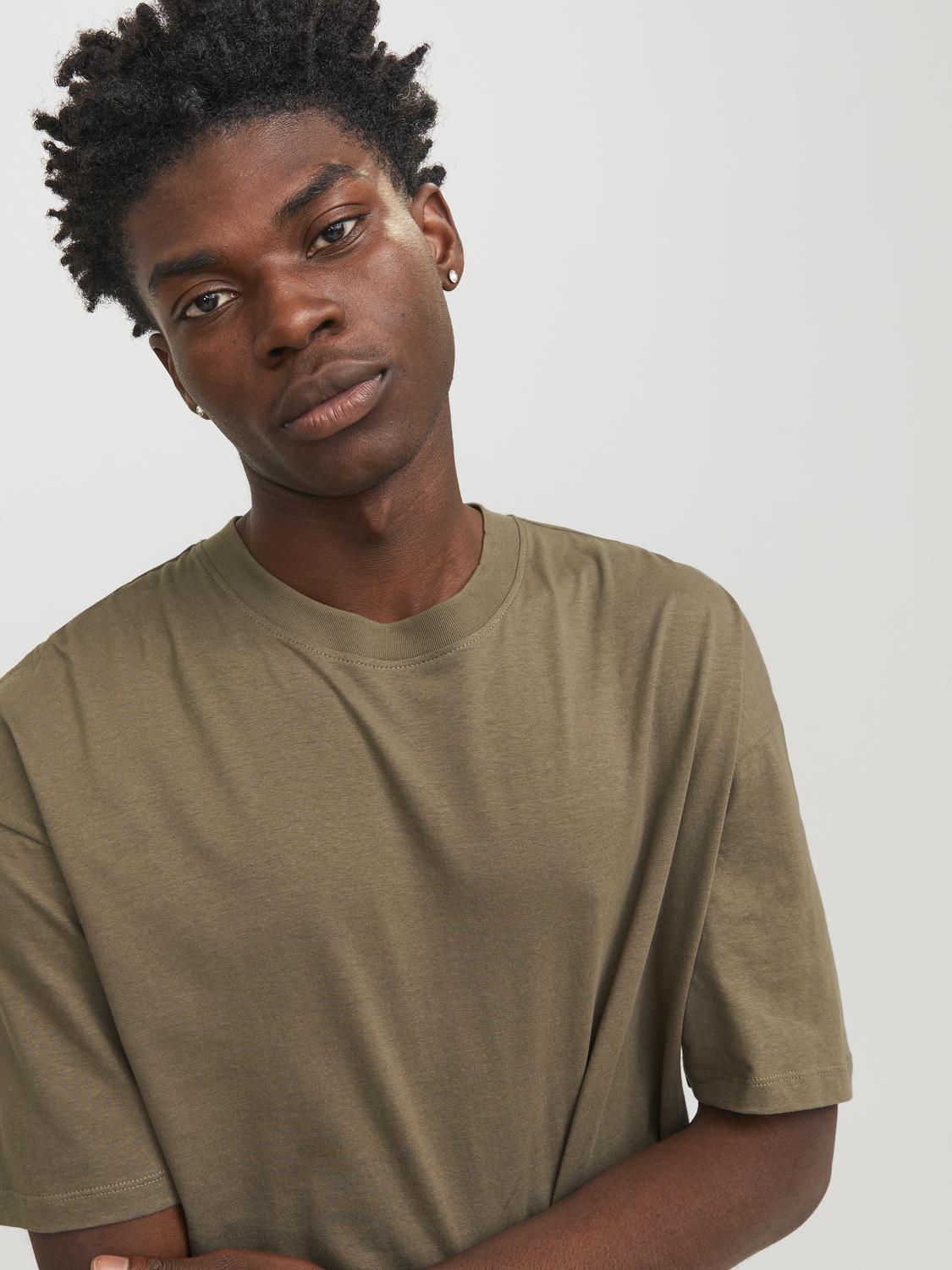 model_shot-creative