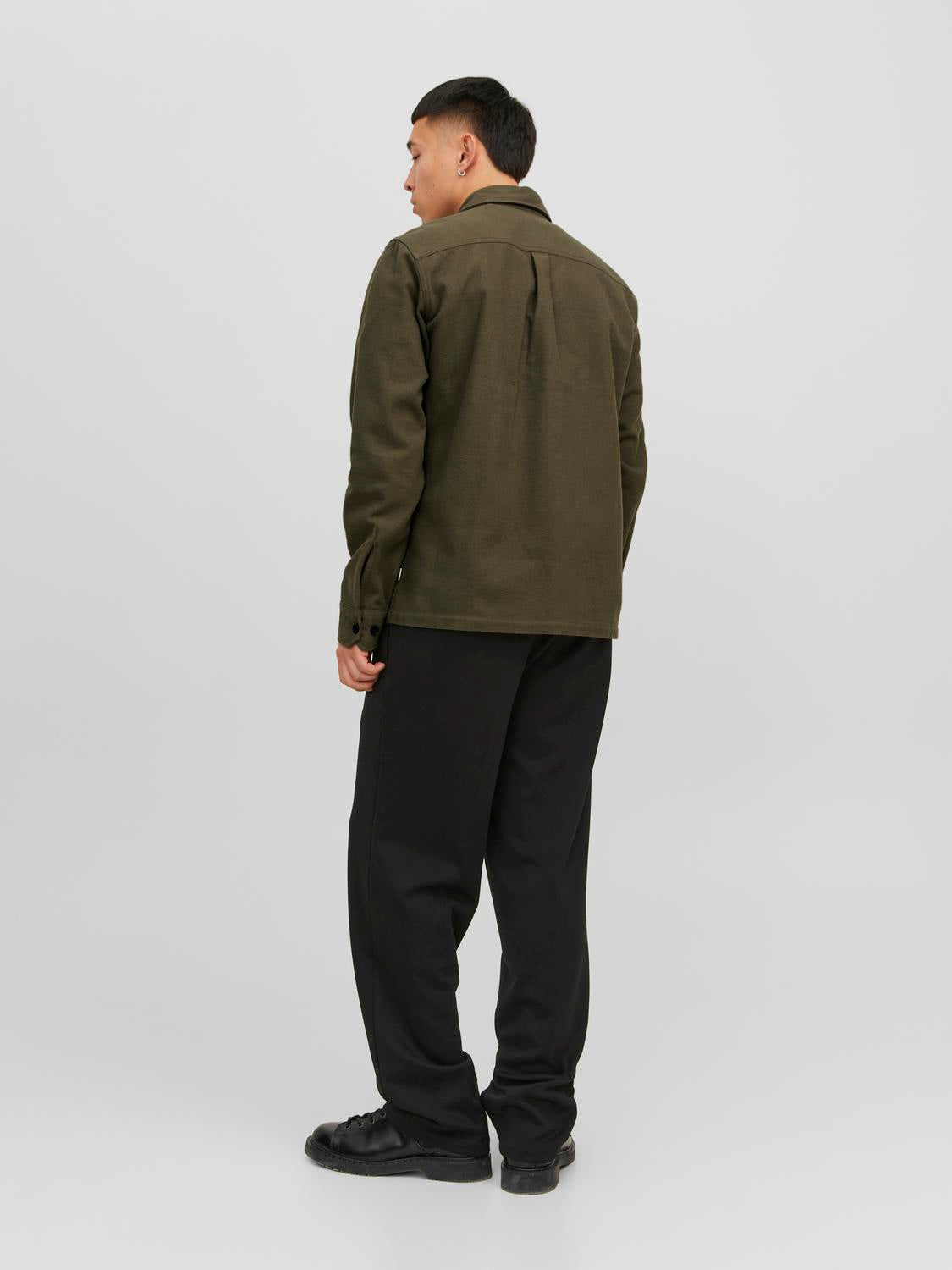 model_shot-back