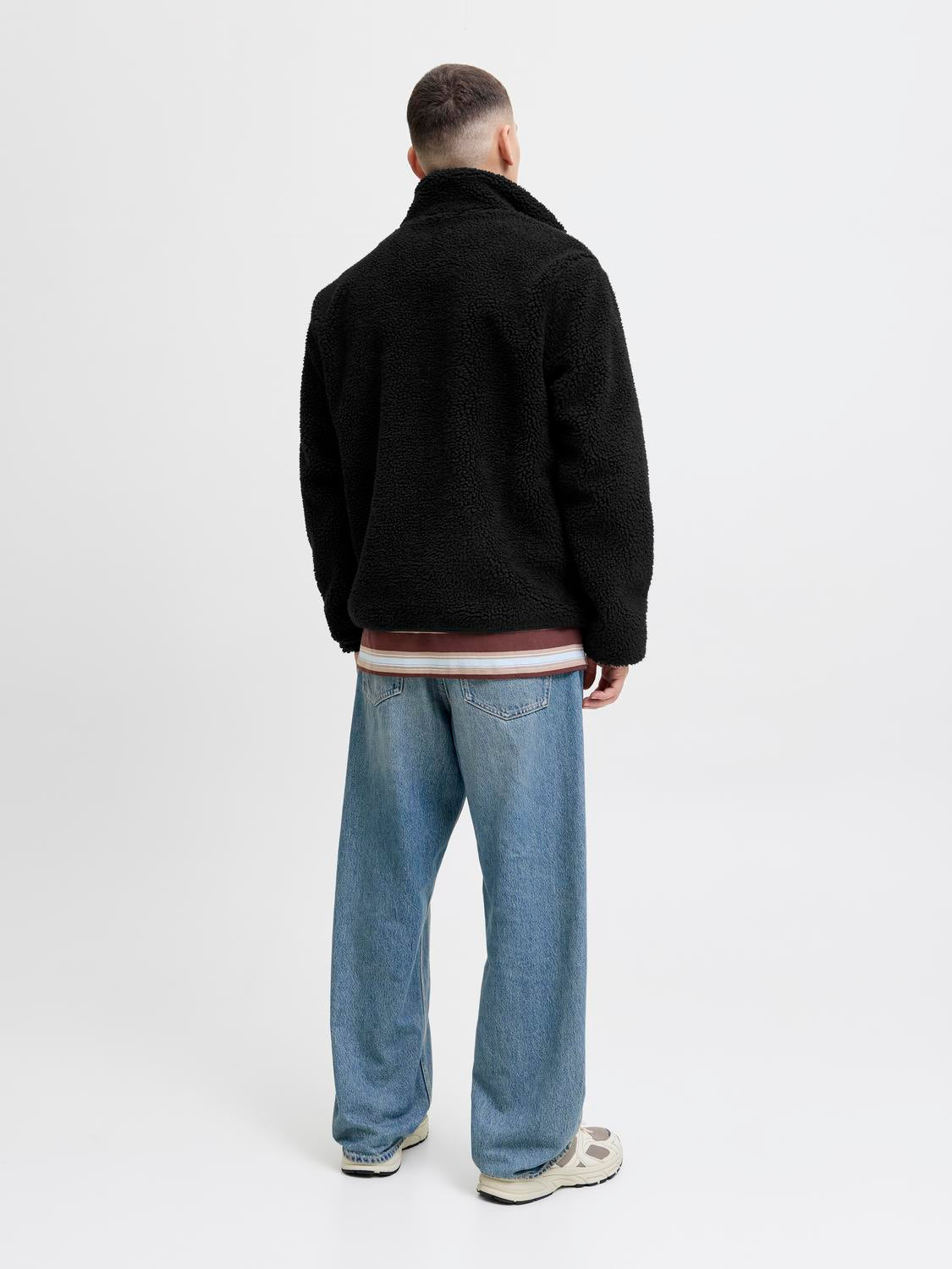 model_shot-back