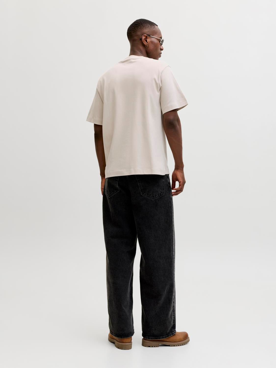 model_shot-back