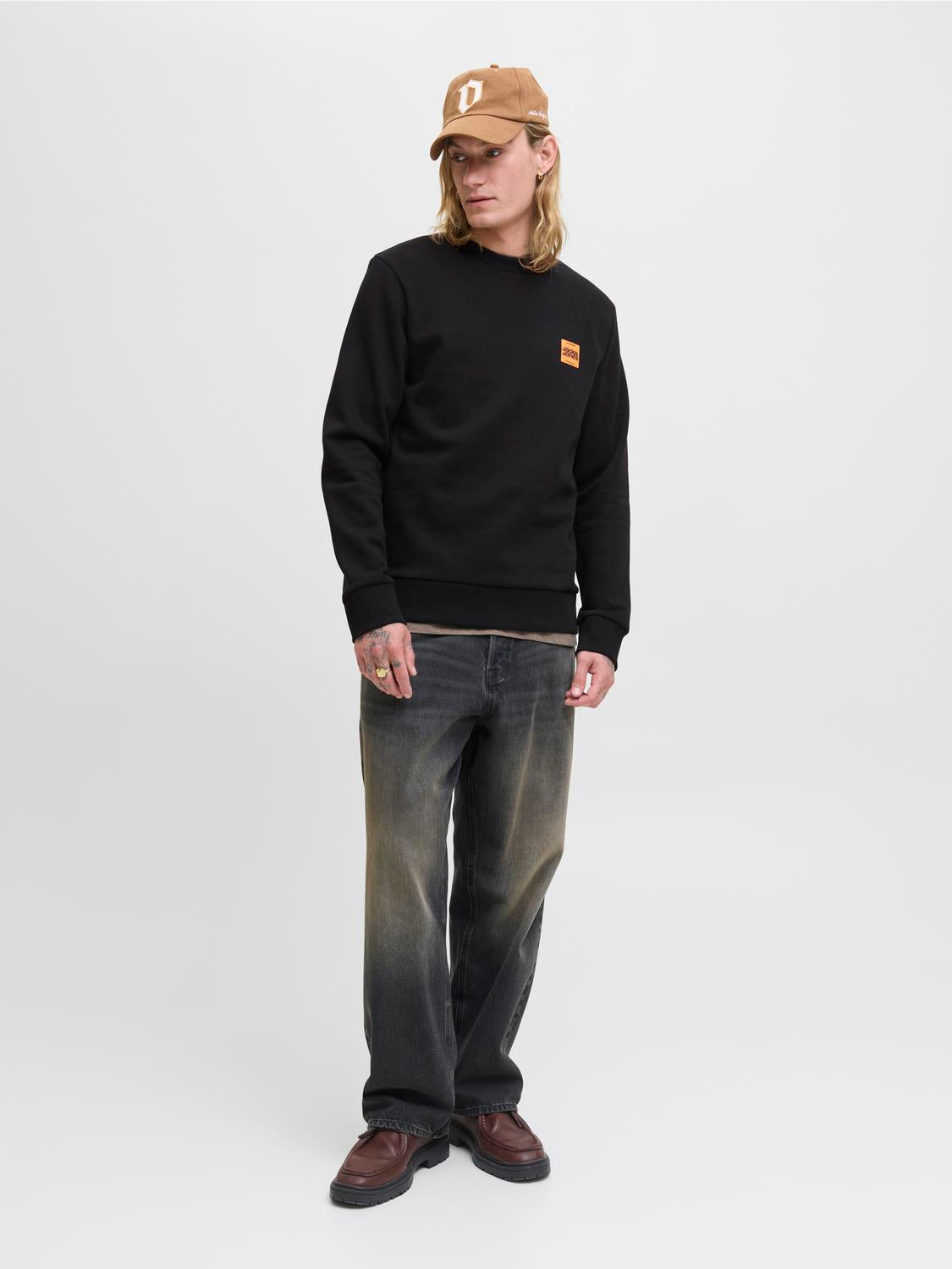model_shot-front_full