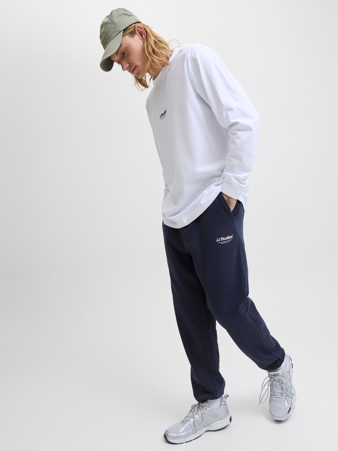 model_shot-creative