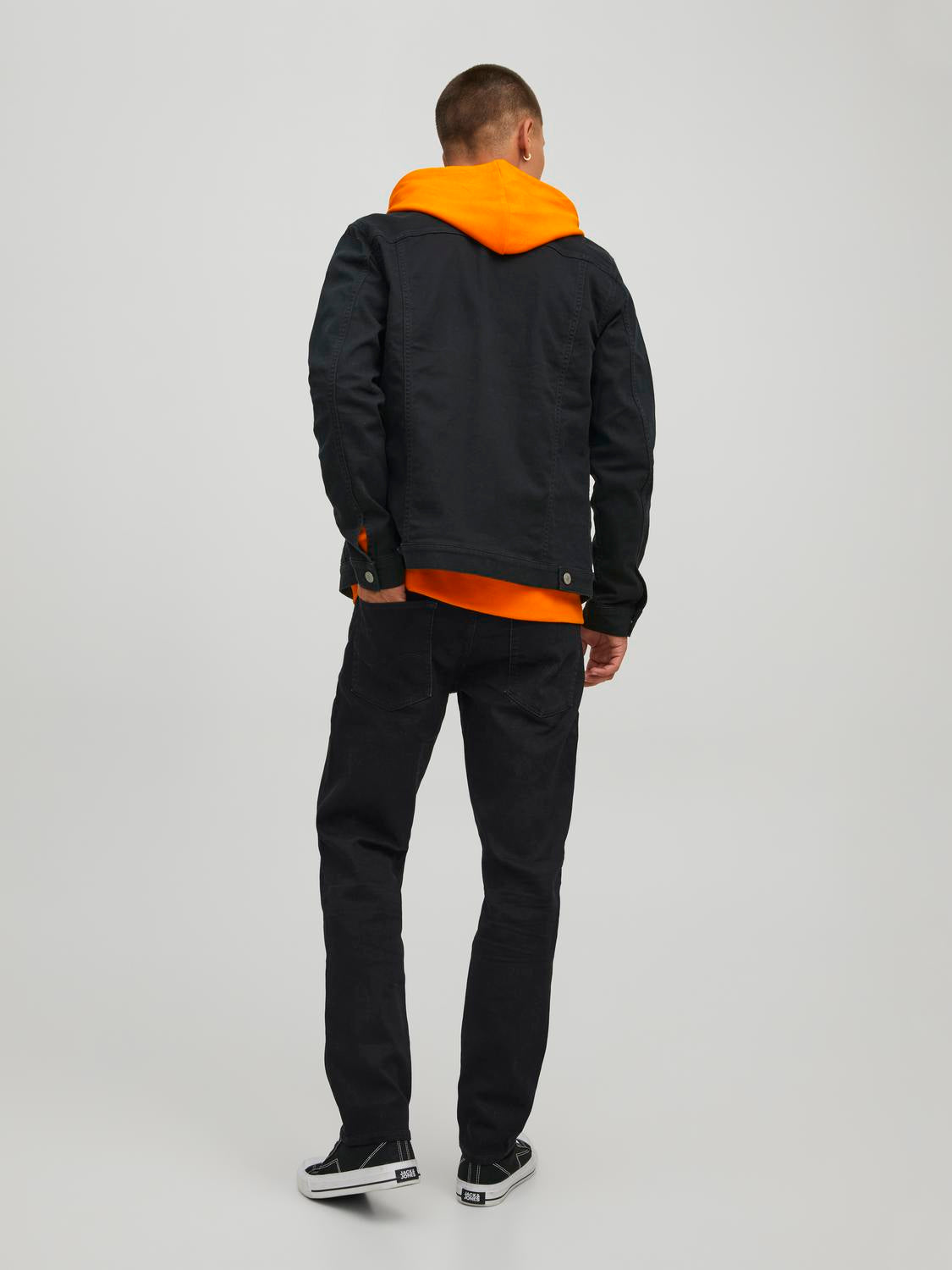 model_shot-back