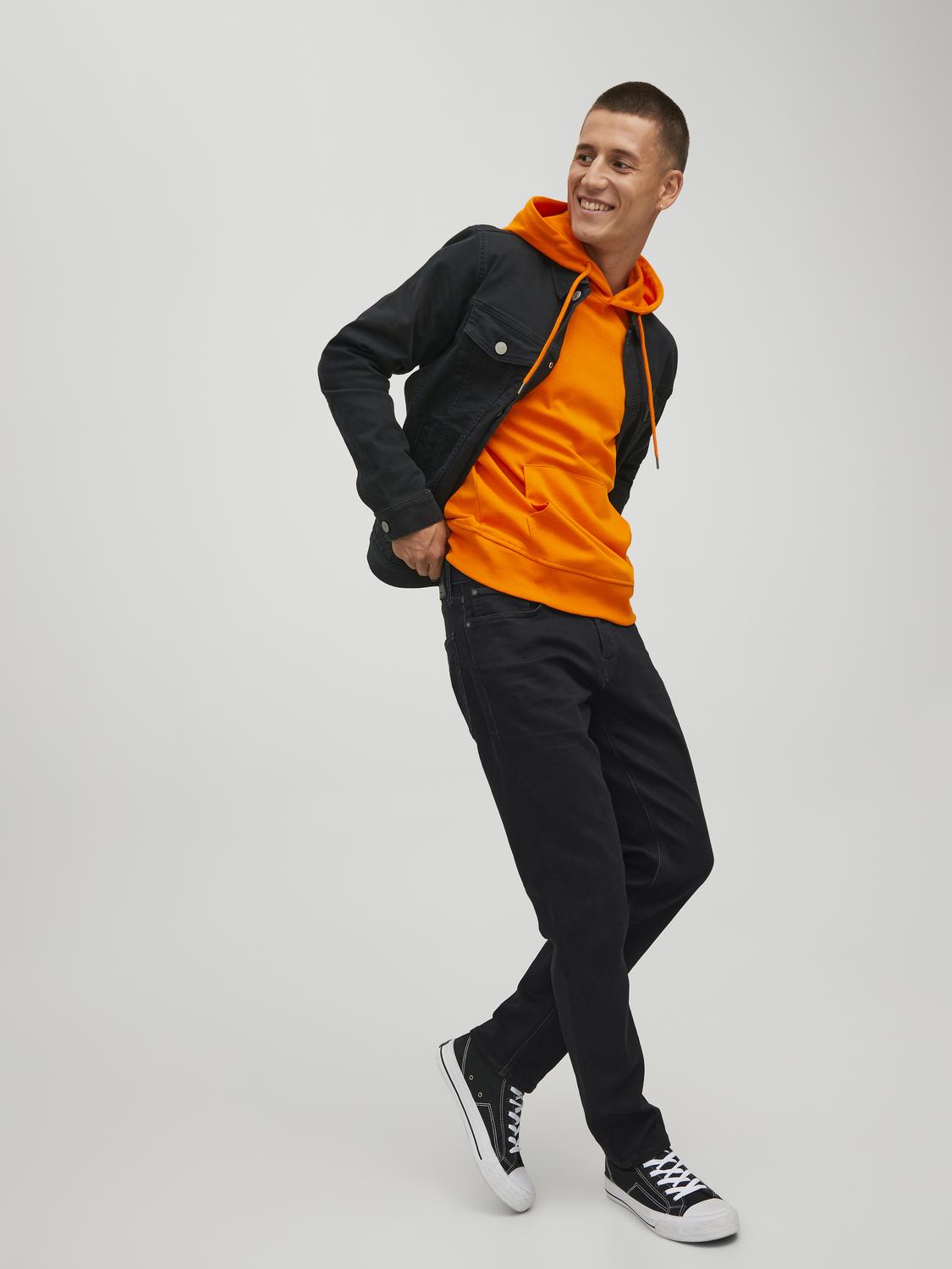 model_shot-creative