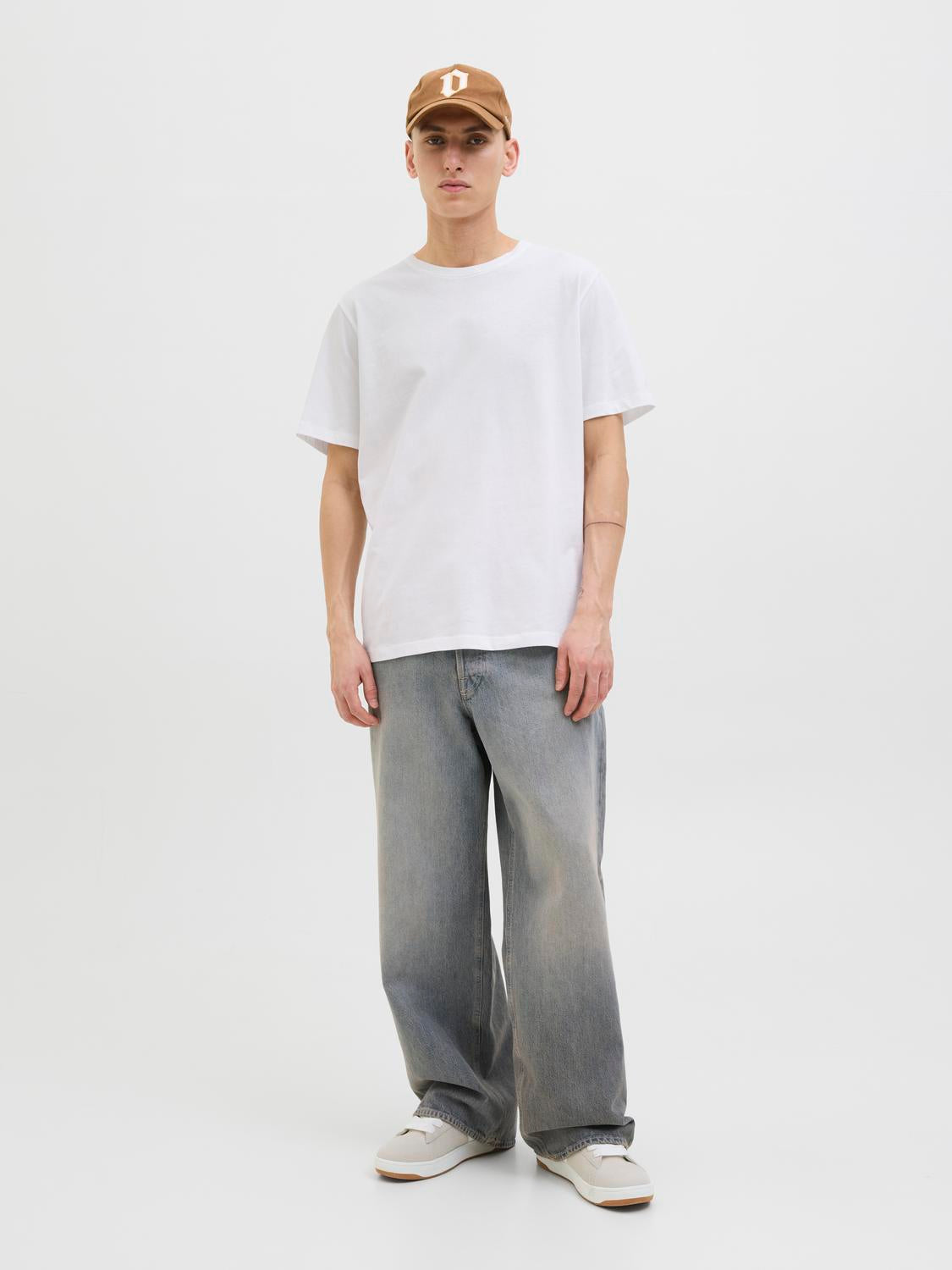 model_shot-front_full