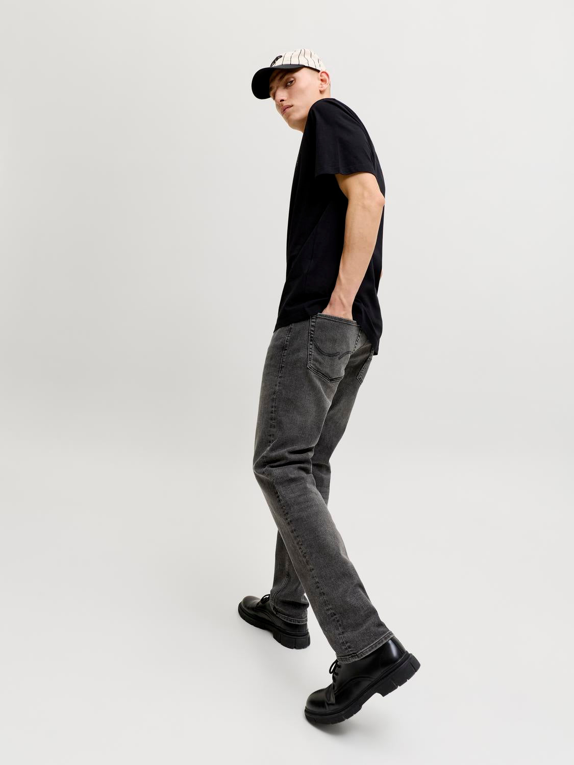 model_shot-creative