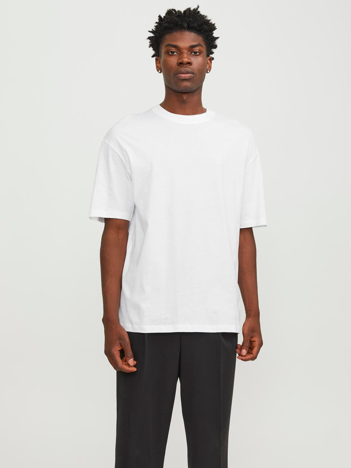 model_shot-front