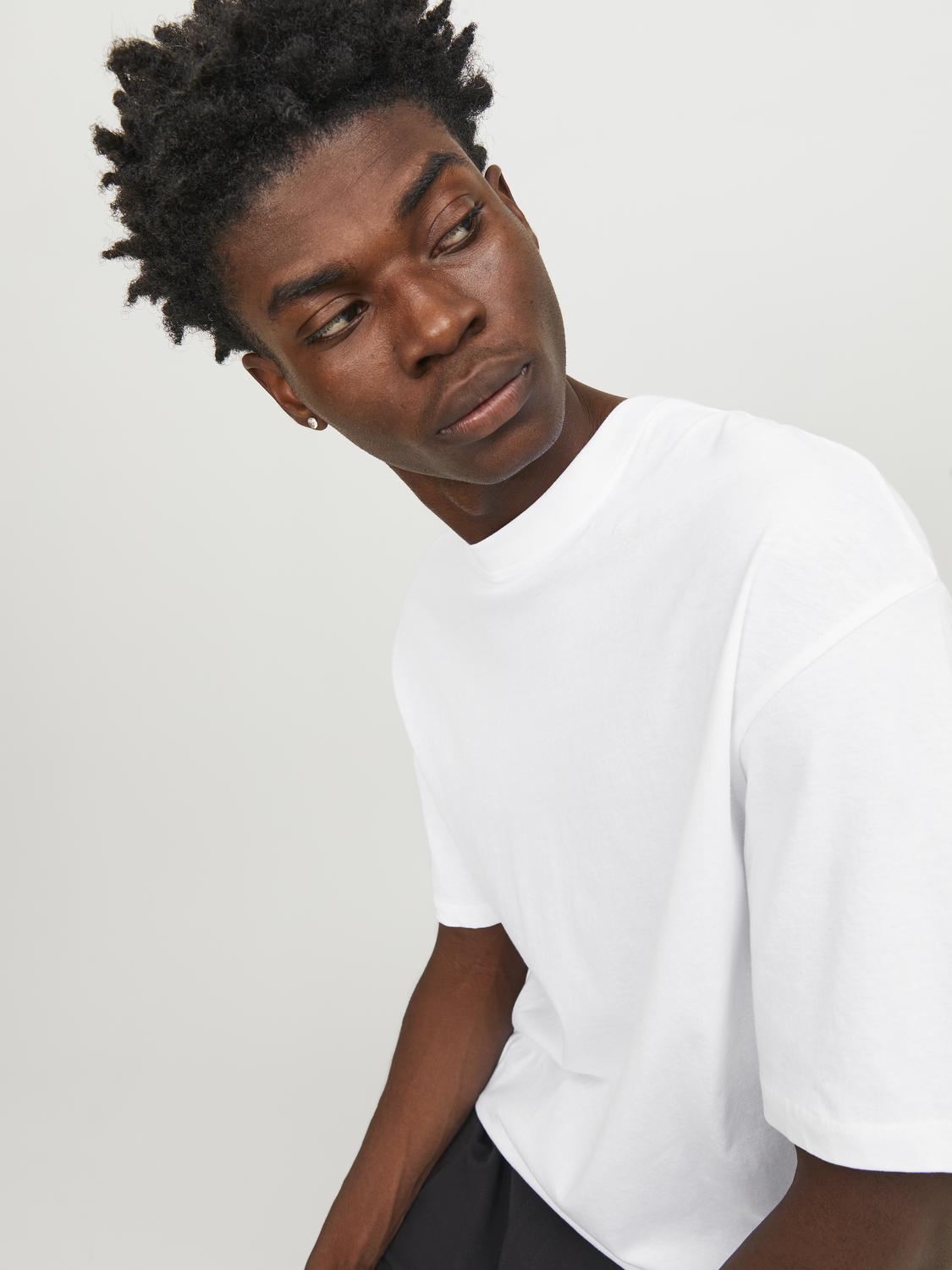 model_shot-creative